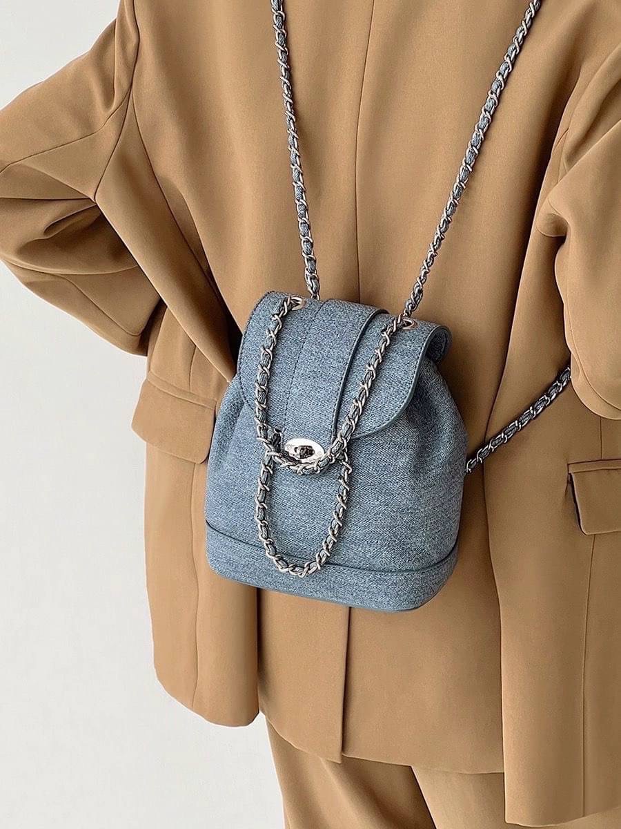 𝙉𝙀𝙒 𝙉𝙀𝙒 กระเป๋างานเกาหลีเกาใจ รุ่นนี้น่ารักทรงเป้เปิดด้านหน้าฐานกระเป๋าแข็งแรงอยู่ทรงใส่ของได้เยอะ สายยาวสะพายได้ อไหล่เงินสวยมาก แมทส์กับชุดไปเมืองนอกคือดียจ์ ใบกำลังดีใส่ของได้เยอะ จัดเลยค่ะ