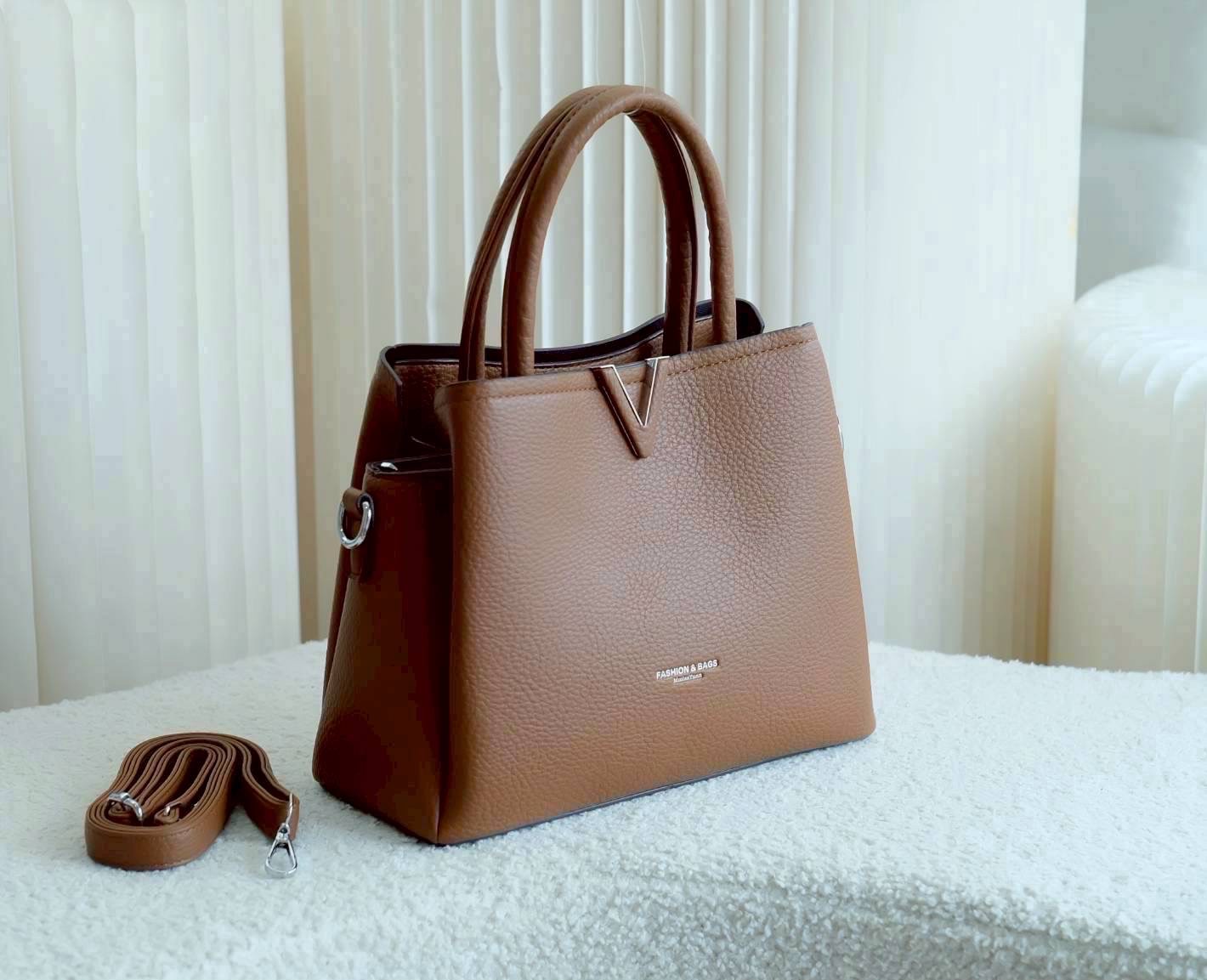 กระเป๋าแฟชั่น งานpu งานสวย มี 3 ช่องการใช้ง่าย หนังนิ่มมาก แมทกับทุกลุค สวยหรูดูแพง