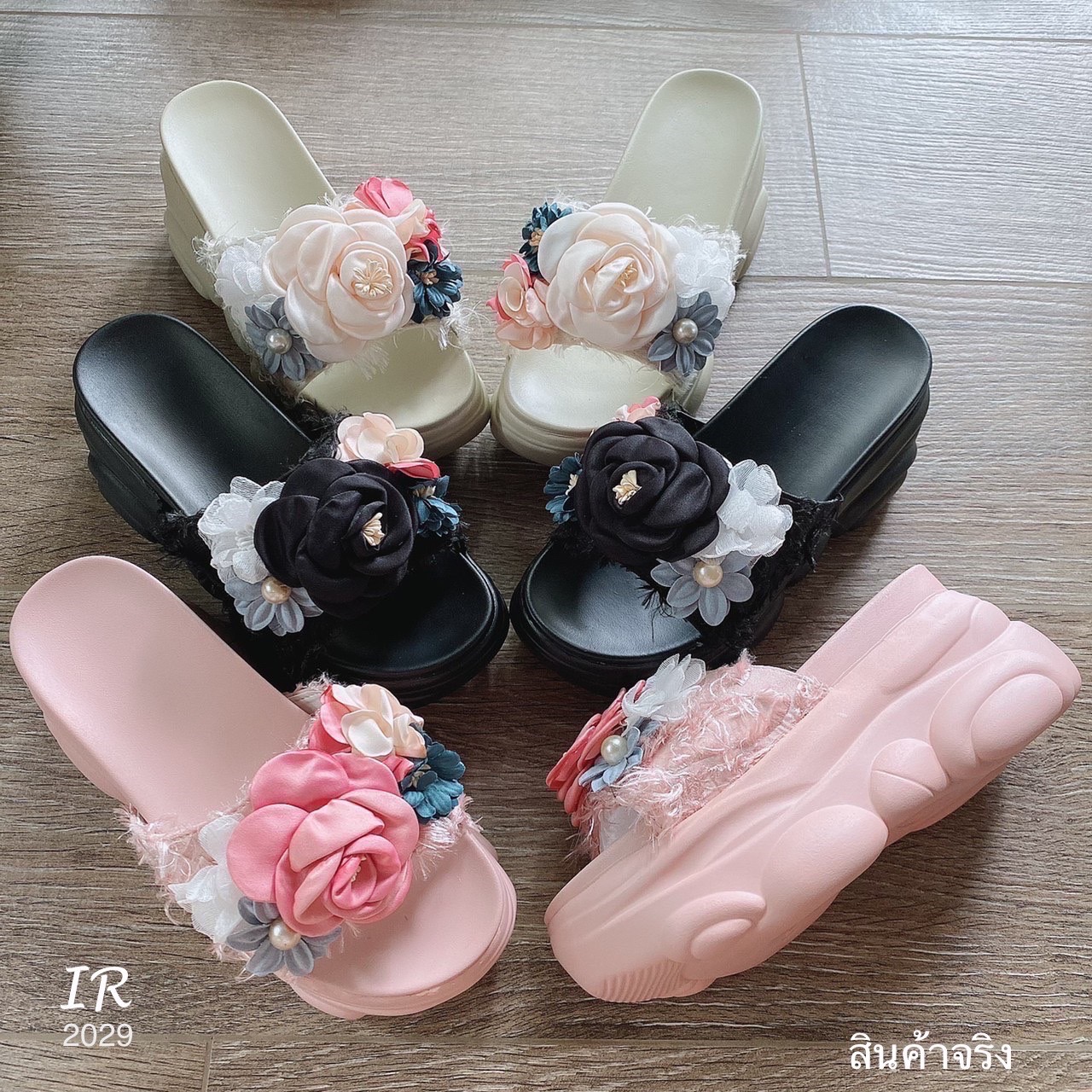 แบบขายดี!!! พร้อมส่ง งานนำเข้าพื้นหมีตัวใหม่น่ารักมากค่า รองเท้าสวมเตารีดแต่งดอกไม้ดีไซน์น่ารักมาก สูง 3 นิ้ว ทรงสโลปไม่เทหน้ามาก เดินง่ายไม่ปวดข้อเท้า ใส่สวย ช่วงนี้ส้นตัวนี้กำลังอินนะค่า