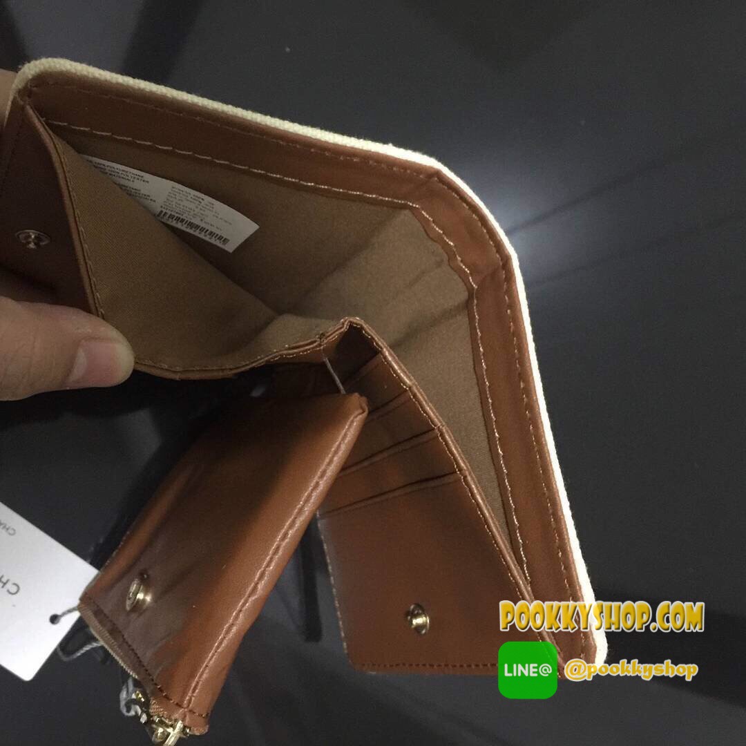 รุ่นใหม่รับซัมเมอร์! NEW! CHARLES & KEITH BEIGE BOXY PINEAPPLE WALLET กระเป๋าสตางค์ใบสั้นพับ 3 ตอน รุ่น Limited Edition วัสดุ Canvas ปักลายสับปะรดดีไซน์สวยเก๋ไม่ซ้ำใคร ภายในมีช่องซิปสำหรับใส่เหรียญ หัวซิปปั้มโลโก้ มีช่องใส่บัตรหลายช่องพร้อมช่องใส่ธนบัตร ส