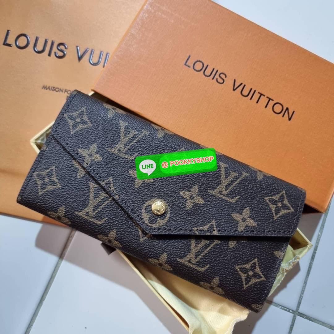 Hot item!! LV long flap wallet with gwp กระเป๋าสตางค์พรีเมี่ยมกิ๊ฟ เป็นไอเท็มสุดฮิต แบบฝาพับ ใช้งานสะดวกขึ้นกว่าเดิม รุ่น unisex ที่จะหนุ่มๆสาวๆ ก็ใช้ได้หมด!! ใบยาวขนาดกำลังเหมาะมือ ถือแล้วขับผิวทุกสี วัสดุหนังแคนวาส ทนทาน เปิด-ปิดด้วยกระดุม ภายในมีช่องใส