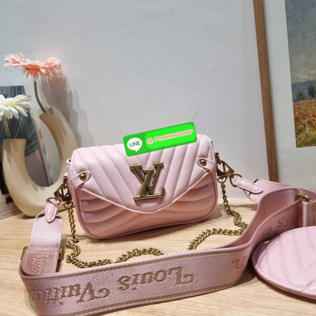🔆 Model LV new wave pochette multi bag 🔆 Details กระเป๋าสะพายมัลติฟังก์ชั่น พรีเมี่ยมกิ๊ฟสุดหรู คุ้มจาก dutyfree มาพร้อม box set รับรองว่าดีงาม ลูกเล่นคลาสสิคผสานความวินเทจ มีสายสะพายให้ 2 เส้น และกระเป๋าใบลูก เล็กน่ารัก ภายในเป็นช่องโล่ง