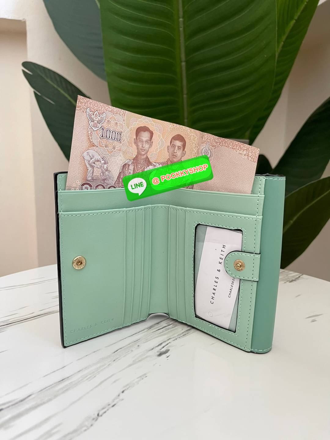 Snap Button Mini Short Wallet กระเป๋าเงินใบกลางหนังเรียบใบสวย จับถนัดมือ เปิดปิดแบบกระดุมแม่เหล็ก เป็นช่องใส่เหรียญ/บัตร และช่องใหญ่ใส่แบงค์เปิดปิดแบบกระดุม มีช่องใส่การ์ด 7 ช่อง และช่องใส่แบงค์ 2 ช่องใหญ่ ใส่แบงค์1000 แบบไม่พับได้เลยค่ะ แนะนำไปใช้กับกระเ