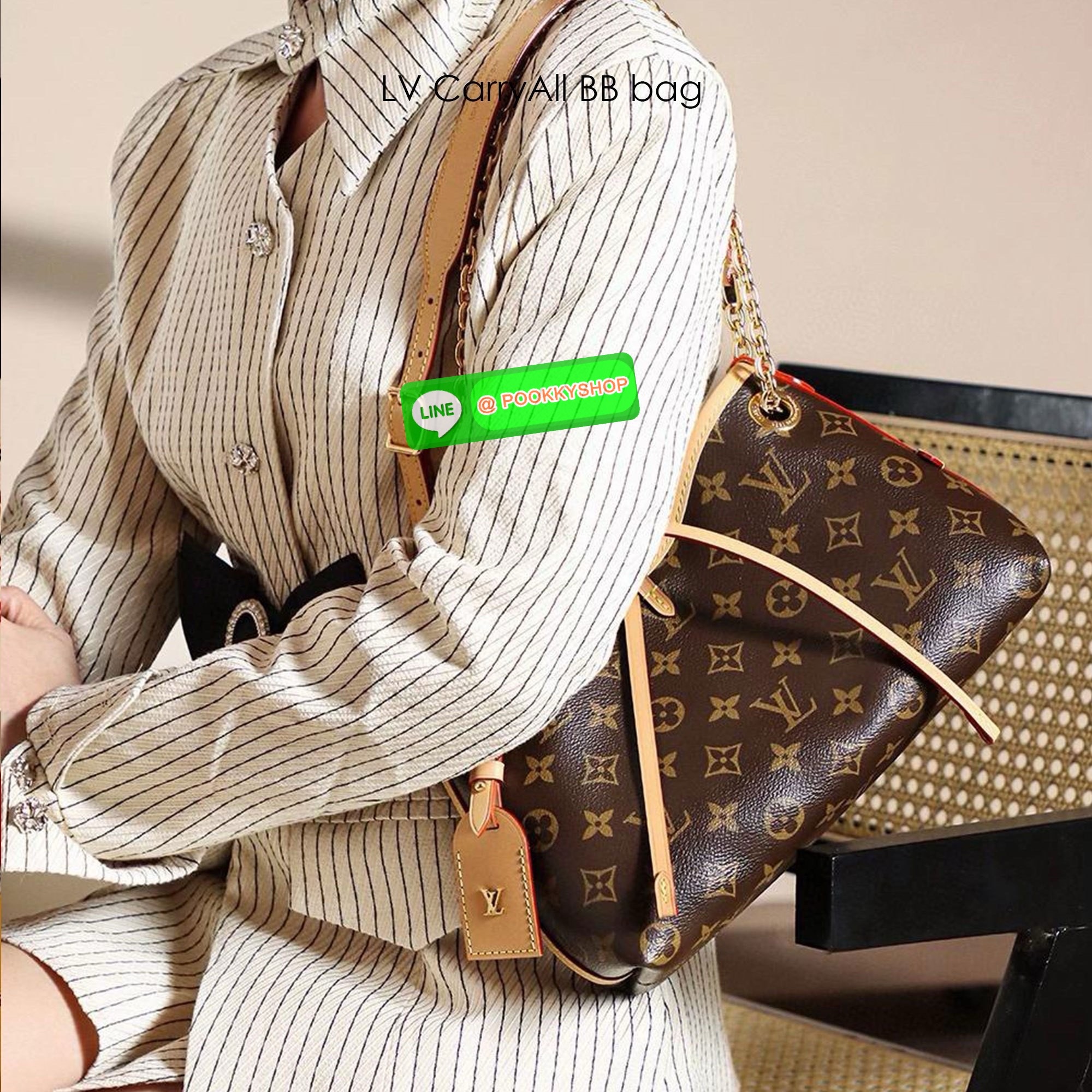 🕊️ พร้อมส่ง | LV CarryAll BB bag กระเป๋าสะพายแครี่ออล ไซส์ใหม่ ดีไซส์ใหม่สุดไอคอนิกปรับโฉมใหม่ประจำฤดูกาลในดีไซน์สุดชิค ตกแต่งสายโซ่สีทองงดงามด้วย Monogram Flower เสริมดีเทลอันเป็นเอกลักษณ์อย่างเนมแท็กหนังสีตัดกันเข้ากับสีเชือกรูดปิดกระเป๋าอย่างลง