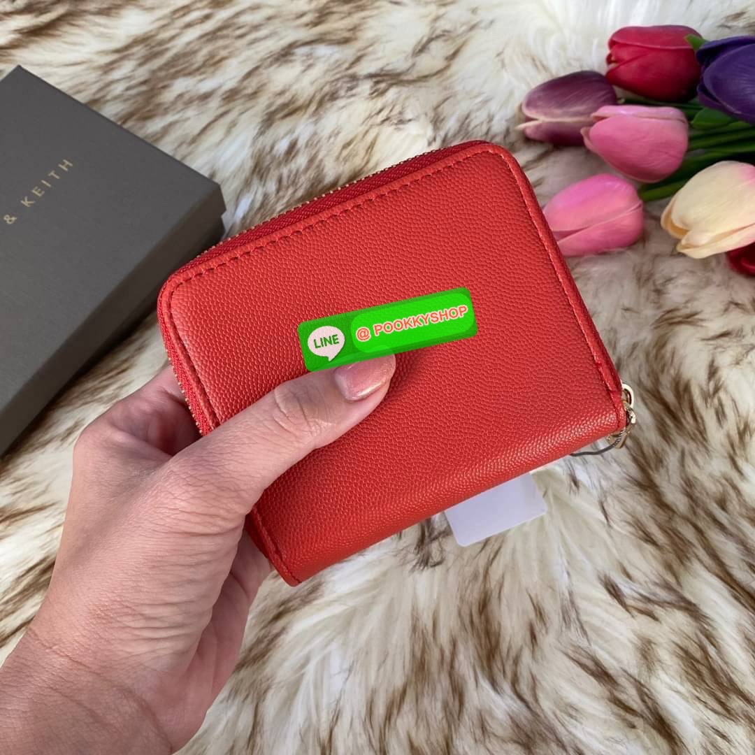 CHARLES & KEITH COMPACT WALLET กระเป๋าตังใบสั้นฟังก์ชันครบ!! ด้านหน้ามีโลโก้แบรนด์ มีช่องซิปใส่เหรียญ เปิดปิดแบบกระดุม ด้านในมีช่องใส่การ์ด 16 ช่อง มีช่องใส่ธนบัตรตามยาว ไม่ต้องพับแบงค์ค่า คุ้มมากๆเลยใบนี้