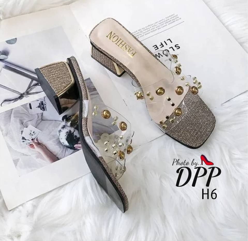 H6 พร้อมส่ง รองเท้า ส้นตันสูง2นิ้ว สไตล์HERMES ทรงสวม หน้าตัวH วัสดุทำจากพลาสติกนิ่ม สัมผัสสบายเวลาใส่ไม่บาดเท้า ตกแต่งหมุดสีทอง ตัวรองเท้าทำจากผ้ากลิตเตอร์ ส้นทรงเหลื่ยมตัดขอบทอง งานสุดไฮโซ ใส่งาน และใส่สบายมากๆคะ