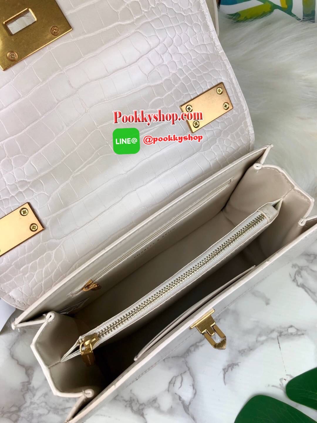 กระเป๋าสะพาย/ถือลายจระเข้รุ่น CHARLES & KEITH CROC-EFFECT CHAIN STRAP CROSSBODY BAG ด้านหน้าปั๊มแบรนด์ เปิดปิดแบบเปิดล็อก ด้านในแบ่งออกเป็น 2 ช่องใหญ่ มีช่องซิปตรงกลาง ช่องการ์ด 4 ช่อง ด้านในสามารถใส่กระเป๋าเงินใบกลางได้ /iPhone plus สายสะพายเป็นสายโซ่ครึ