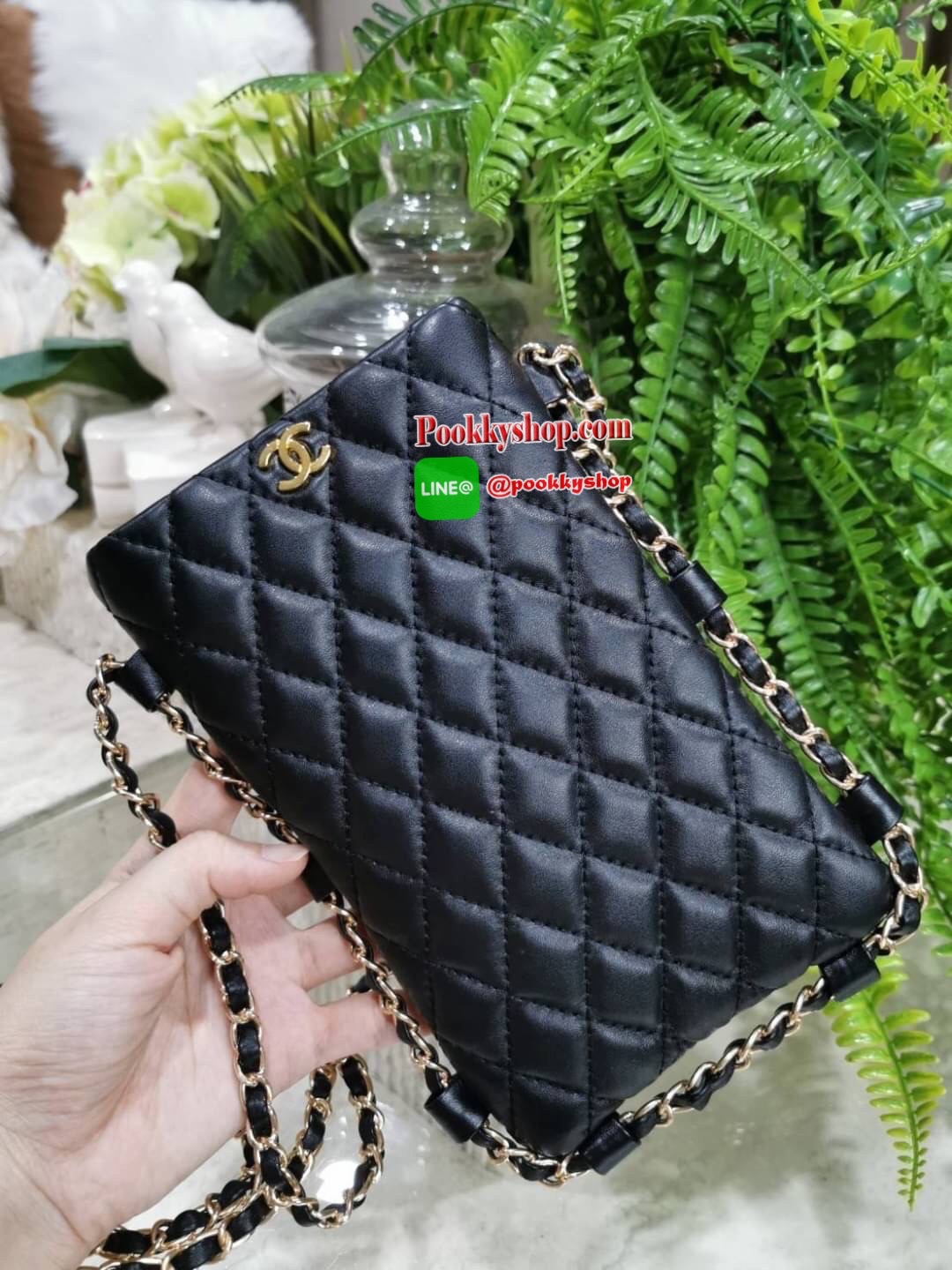 Don't Miss! Chanel Clutch Bag With Chain VIP Gift With Purchase (GWP) Limited พรีเมี่ยมกิ้ฟทรงเหลี่ยมขนาดกำลังดีวัสดุหนังนิ่มเดินเส้นลายตารางสวยอยู่ทรง เปิดปิดด้วยกระดุมแม่เหล็ก ด้านหน้าประดับโลโก้แบรนด์แต่งด้วยสายโซ่ร้อยหนัง ภายในโล่ง ใส่ iphone มือ