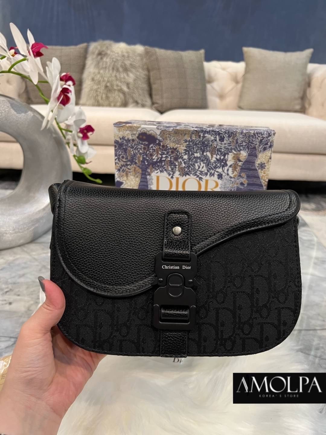 กระเป๋า CHRISTAIN DIOR SADDLE POUCH งานสวยมากก เหล่าบรรดาเซเลปทั้งหลายก็สะพายกัน