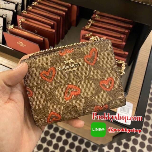 COACH 91058 SNAP CARD CASE WITH CRAYON HEARTS PRINT กระเป๋าสตางค์เก็บบัตร ลายปริ้นท์หัวใจเพ้นท์ ♥️ น่ารักน่าใช้ วัสดุหนังแคนวาสเคลือบ เปิด-ปิดด้วยกระดุม ภายในมีช่องใส่บัตร และใส่ธนบัตรได้ พร้อมช่องซิปแยกใส่เหรียญได้อีก พกพาง่าย สะดวก ไม่กินพื้นที่ก