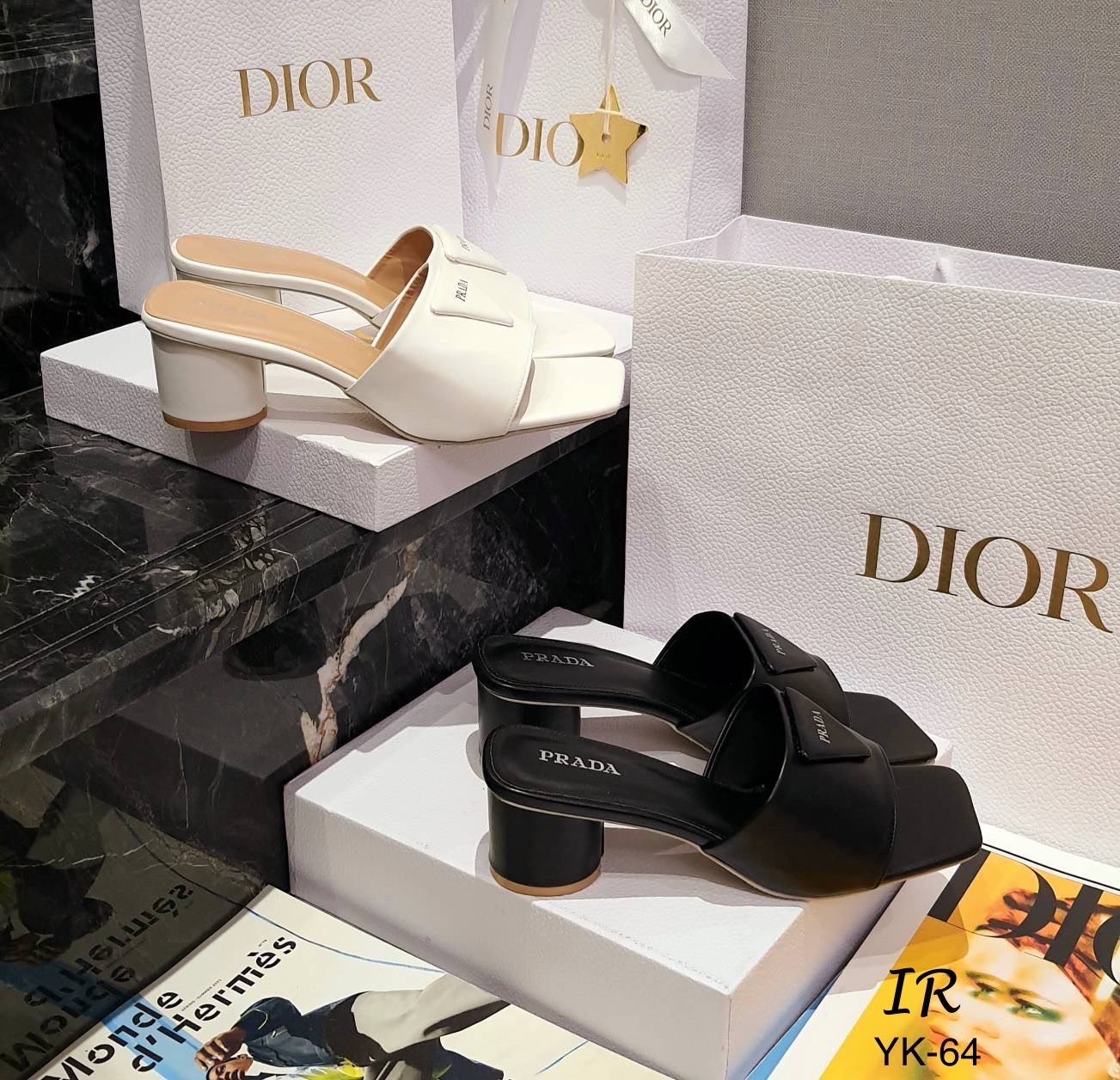 แบบขายดี!!! พร้อมส่ง Prada รุ่นใหม่ปังมากจ่ะแต่งโลโก้แบรนด์ พื้นหนางานดีเดินไม่เยกเยก ปั้มแบรนด์ ส้นกระบอกกบม 2.5 นิ้ว ใส่สวยมากค่าช่วงนี้