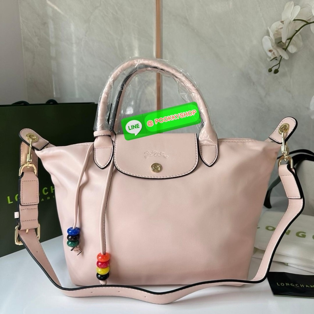 LONGCHAMP Le Pliage Xtra L Leather Handbag 🔖กระเป๋าสะพายคอสบอดี้ รุ่นใหม่โด่ดเด่นลูกเล่นของลูกปัดห้อยสีสันสดใส ทำให้กระเป๋าดูมีลูกเล่นมากขึ้น 🔖วัสดุ : หนังวัวทั้งใบนิ่มน่าสัมผัส 🔖เปิด-ปิดแบบกระดุมแป็ก มีซิปปิดปากกระเป๋าอีกชั้น ป้อง