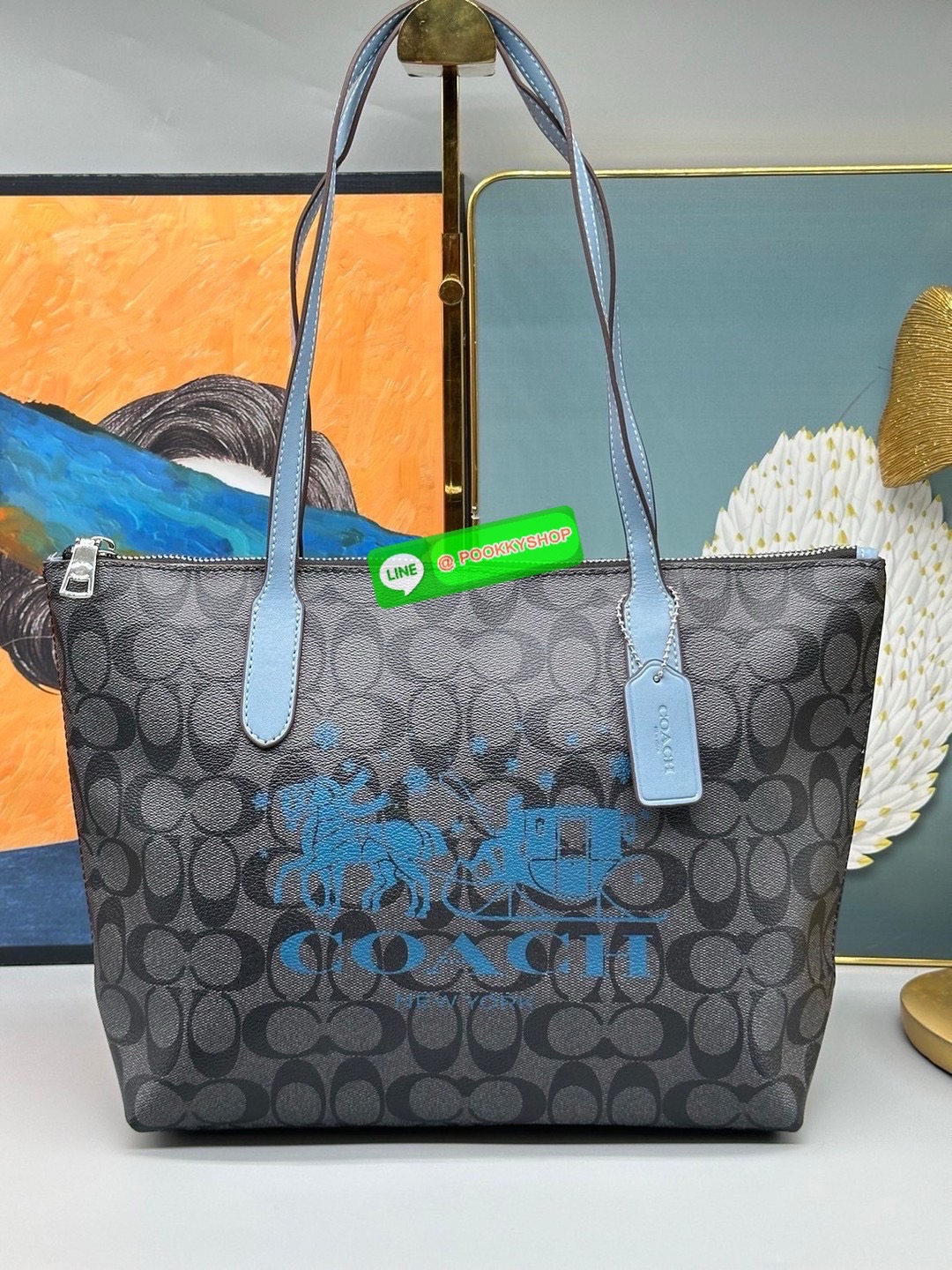 COACH CN626 – City Tote With Horse & Carriage Logo • กระเป๋าทรง Tote รุ่นยอดนิยม จุของได้เยอะ ใช้งานง่าย • วัสดุ Signature Coated Canvas • ด้านหน้าพิมพ์โลโก้ Horse & Carriage ขนาดใหญ่ สีสดใส เพิ่มลูกเล่นโดดเด่น