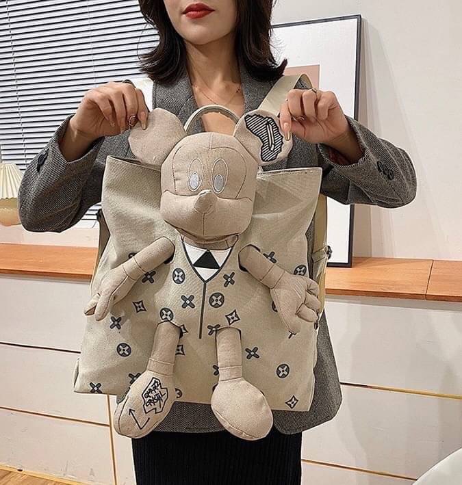 พร้อมส่ง เป้ตุ๊กตา LV งานสวยน่ารักมากค่ะ ผ้าหนาดีมาก ช่องเก็บของใหญ่มาก ด้านใน มีหลายช่อง ด้านหลังมีช่องซิปเก็บของสำคัญ เก๋ไก๋ไม่เหมือนใคร