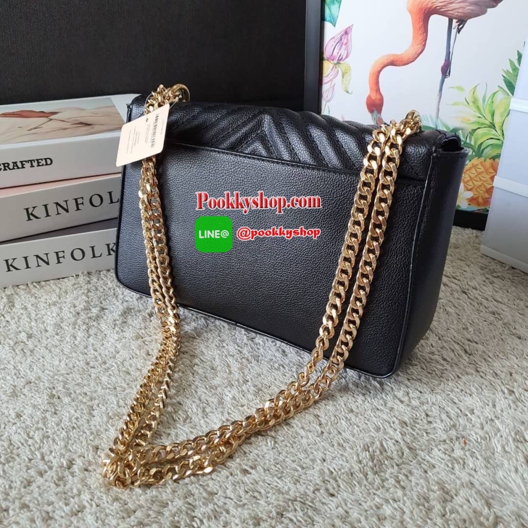 NEW ARRIVAL 2019 !! VICTORIA SECRET CROSSBODY BAG แบรนด์ดังจากอเมริกาสุดฮิตของวัยรุ่น กระเป๋าสะพาย หนังสังเคราะห์นิ่มอยู่ทรง อะไหล่ทอง ด้านหน้าประดับชื่อโลโก้แบรนด์ ขนาดน่ารักกำลังดี เปิดปิดด้วยฝากระดุมแม่เหล็ก ภายในบุลายปั้มแบรนด์ มีช่องเล็กใส่ของจุกจิก