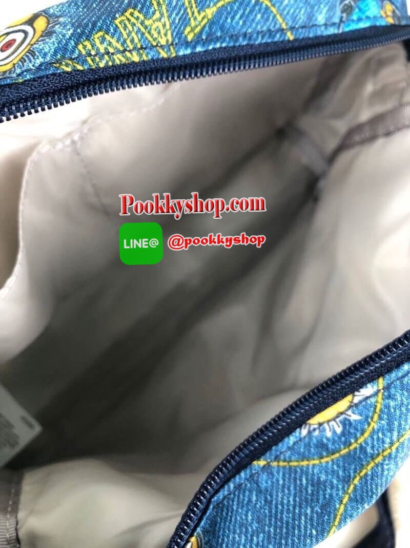 New!! LESPORTSAC x MINIONS กระเป๋าน้ำหนักเบาน่ารักจาก LESPORTSAC รุ่นครอสบอดี้ขนาดน่ารักกำลังดี!! วัสดุโพลีเอสเทอร์ กันละอองน้ำได้ระดับหนึ่ง มีสายสะพายสามารถปรับระดับได้ตามต้องการ ลวดลายน่ารัก หัวซิปช่องใหญ่เป็นรูปมินเนี่ยน มีช่องด้านหน้า-หลัง และช่องซิปใ