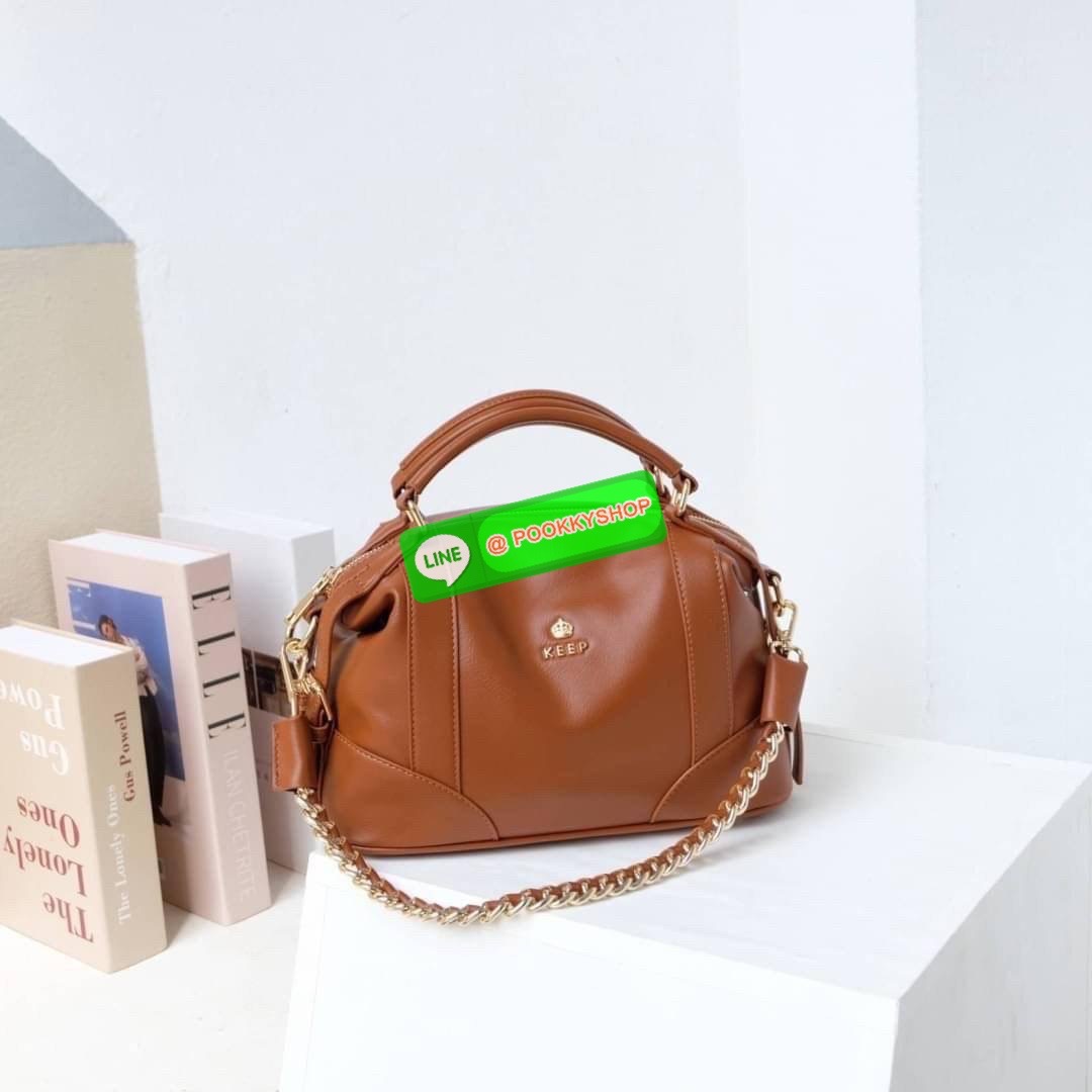 รุ่นขายดีเข้าเพิ่มนะคะ KEEP รุ่น ‘ Ella ‘ bag ทรง Pillow ( ทรงหมอน ) ที่สาวๆ ถามหา กลับมาแล้วค่า พร้อมฟังก์ชันจัดเต็มเหมือนเดิม ใบนี้ size M ใส่ กระเป๋าสตางค์ยาวได้ ใส่ไอแพดได้ ใครต้องการกระเป๋าที่ใช้ได้ทุกวัน ใส่ของครบ แอดมินแนะนำใบนี้เลยค่า สวย คุ้มแน่น