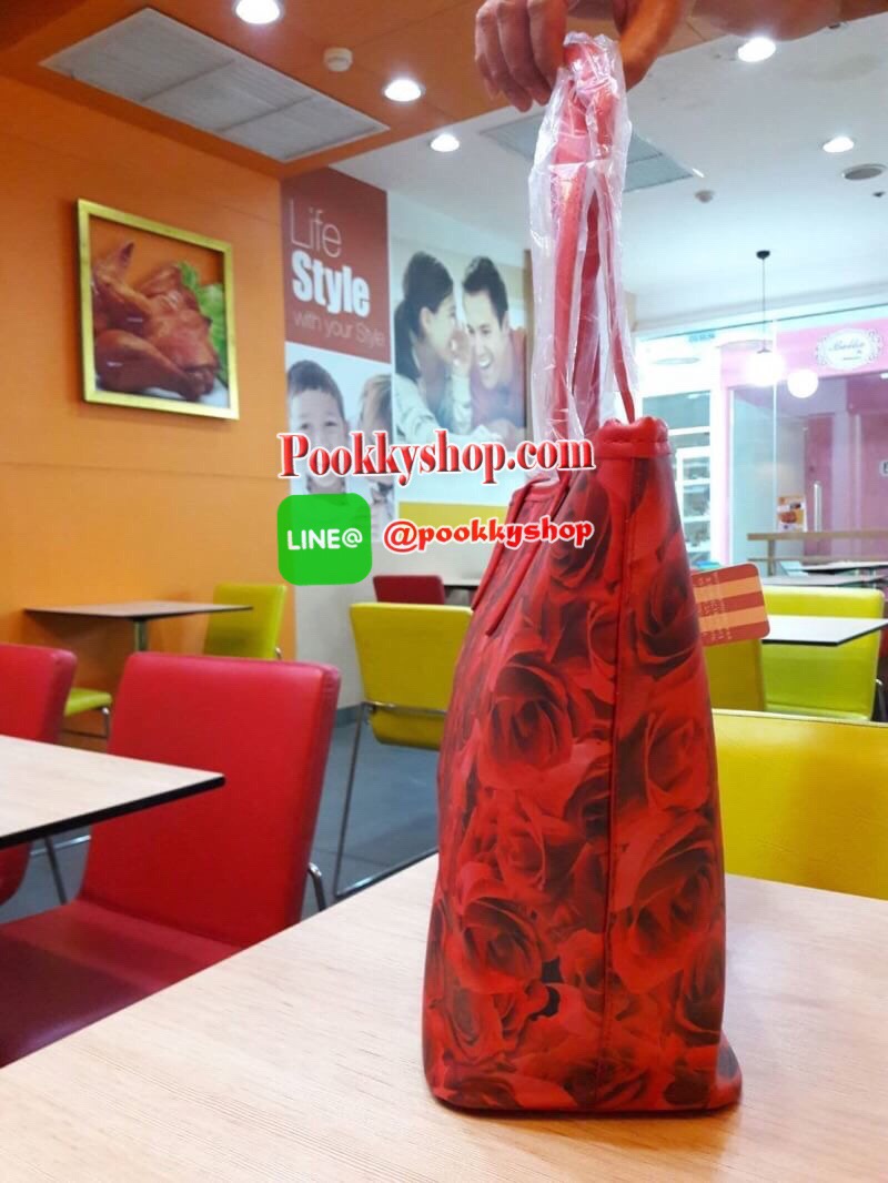 พร้อมส่ง Victoria's Secret Shopping Bag กระเป๋าอเนกประสงค์สุดสวยสะดุดตา วางตั้งได้ ไม่ยุบไม่ย้วย ใส่ของใช้สารพัดในทุกที่ทุกเวลา เปิดปิดง่ายๆด้วยกระดุมแป๊ก ฐานวางตั้งอยู่ทรงมีหมุดรองกระเป๋า พร้อมอักษรแบรนด์สีเงินแวววาวด้วยจ้า