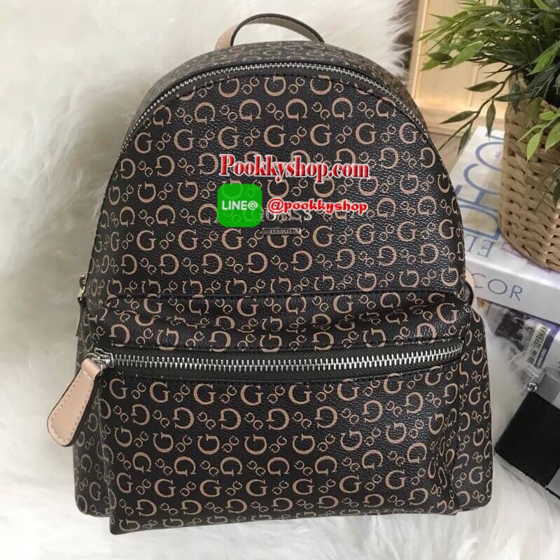 Don't Miss! GUESS WOMAN'S FACTORY BACKPACK กระเป๋าเป้ขนาดกำลังดีวัสดุหนังแกะสังเคราะห์นิ่มสวยน้ำหนักเบา มีหูหิ้วเเละสายสะพายหลังเลื่อนปรับได้ ด้านหน้ามีโลโก้และช่องซิป เปิดปิดด้วยซิปสะดวกใช้ ภายในกว้างใส่เอกสาร ipad ของใช้ได้เยอะ จะสะพายไปเรียนไ