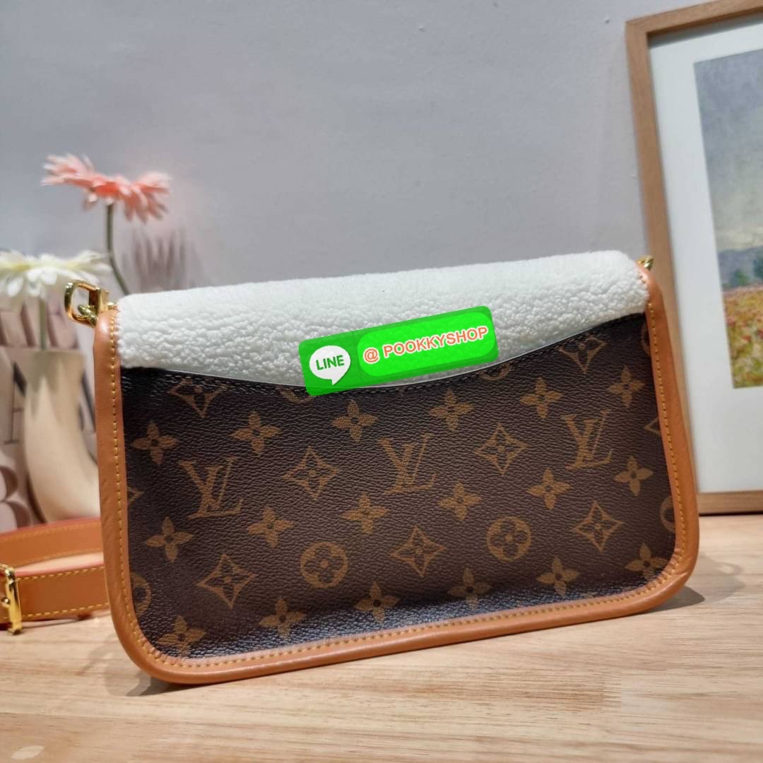 LV DIANE BAG ใหม่กับรุ่นที่ทำมาจำนวนจำกัด ดีไซน์ต้อนรับอากาศเย็นๆช่วงส่งท้ายปี กับกระเป๋าสะพายทรงสวย ดีไซน์คลาสสิคซ่อนความหรู ด้วยการตกแต่งขนฟูนุ่ม วัสดุหนังแคนวาสตัดสลับหนังแท้ เปิด-ปิดกระเป๋าด้วยกระดุมแม่เหล็ก ภายในเป็นช่องโล่ง ใส่ของสำคัญได้ครบ สายสะพา