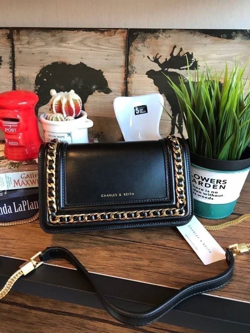 Charles&Keith Chain Rimmed Clutch กระเป๋าสะพายรุ่นใหม่!!ทรงcrossbodyหรือถอดสายถือเป็นทรงคลัชท์ได้ มีดีเทลโซ่ร้อยหนังรอบใบ เปิดปิดด้วยกระดุมแม่เหล็กใช้งานง่าย ภายในมีช่องซิป ช่องเสียบบัตรและช่องใหญ่ใส่ตระกูลพลัสได้ แยกเป็นสัดส่วน มาพร้อมสายสะพายแบบโซ่ต่อหน