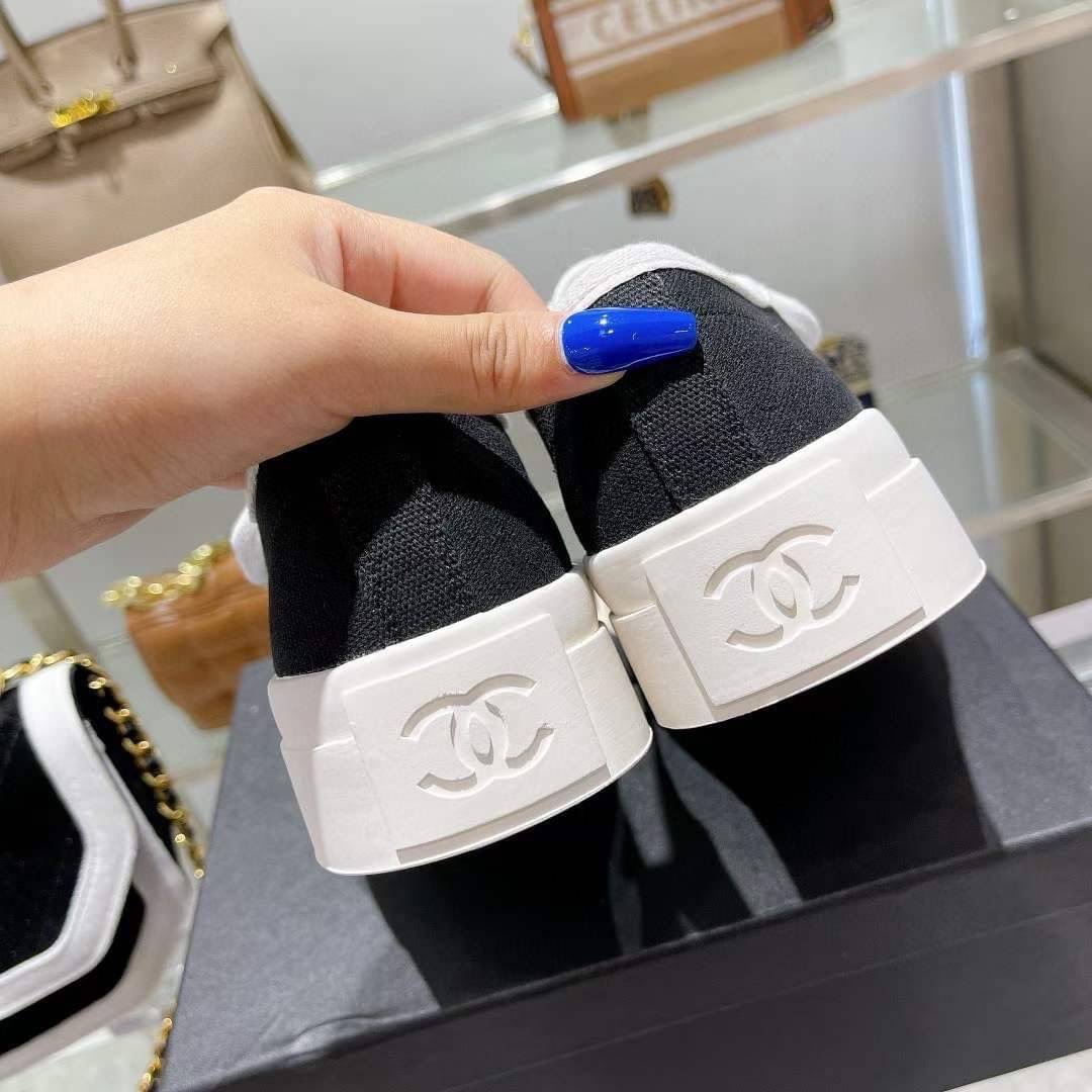 รุ่นใหม่ล่าสุดชนช็อปเลยจ้า รุ่นนี้ลุคคุณหนู hiso เลยจ้า รองเท้าผ้าใบสีดำ แบรนด์ CHANEL แต่งสายคาดโลโก้แบรนด์ ใส่สวยหรูสุดๆค่ะ ลุคสป็อตเท่ๆค่ะ งานมีโลโก้แบรนด์ทุกจุด ตามแบบต้นฉบับคะ งานลุคคุณหนูใส่สบาย แมทชุดง่ายเลยจ้า