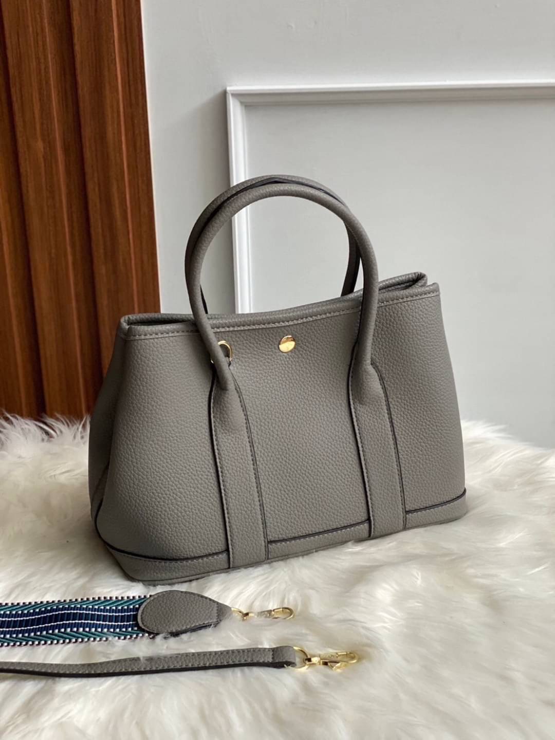 Restock อีกครั้ง รุ่น GD 30 cm หนัง PU premium Soft togo หนังนุ่ม สวยมากก จุของได้เยอะสุดๆ ภาพในสวยหรูบุเป็นผ้า Canvas ประกบฐานด้วย PU premium งานคัตติ้งสวยมาก มาพร้อมกับเซตกระเป๋าผ้า Canvas อีก 1 ใบ และสายสะพาย 2 เส้น คุ้มมสุดด