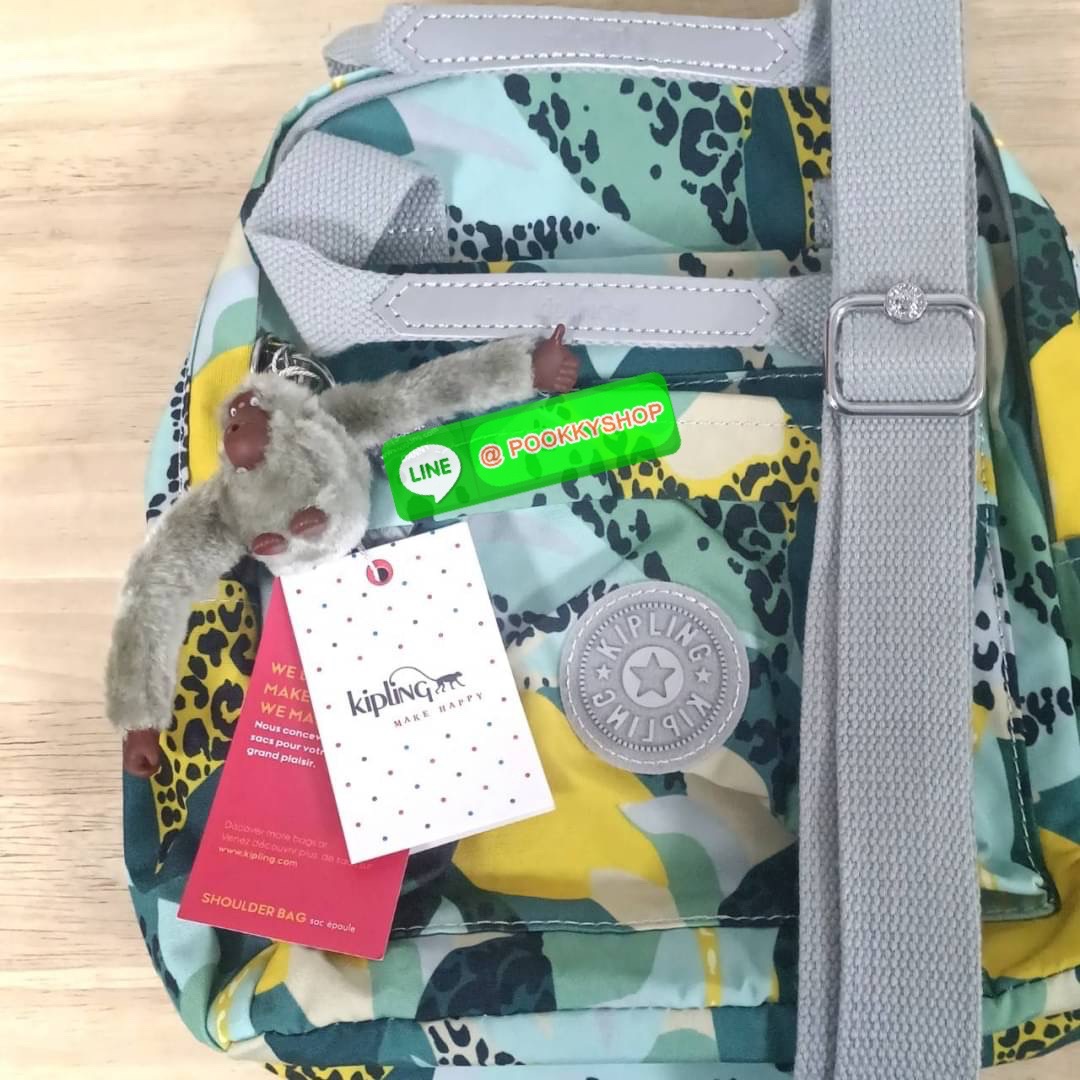 KIPLING 3 WAYS MINI BACKPACK ซับในลายตาราง กระเป๋าสะพาย 3 Ways รุ่นใหม่ วัสดุ Nylon & Polyester 100% หูหิ้วหนังปั๊มชื่อแบรนด์ สายสะพายยาวเลื่อนปรับได้ free size และ สามารถถอดได้ สามารถถือหรือสะพายได้ จะสะพายไหล่ สะพายเฉียง Crossbody หรือจะคล้องสายเป็นเป้ส