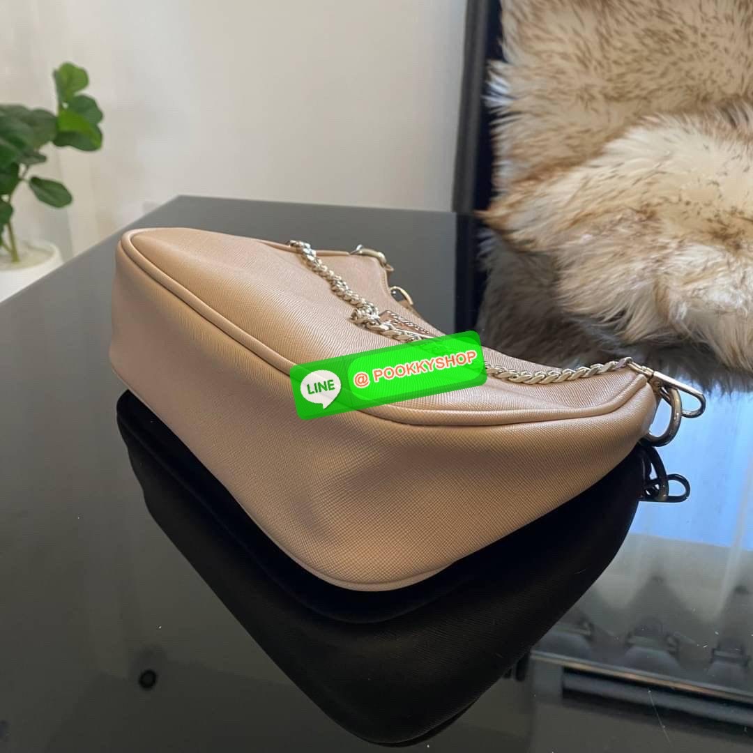 รุ่นใหม่ล่าสุด GUESS SHOULDER BAG ซื้อ1ได้ถึง2ไอเท็ม กระเป๋าพอชรูปทรงสวย เปิด-ปิดด้วยซิปด้านในโล่งกว้างมีช่องซิปใส่ของจุกจิก เพิ่มความน่ารักด้วย กระเป๋าใส่เหรียญใบเล็กทรงกลม เฝสามารถถอดใช้แยกได้ มาพร้อมสายโซ่สะพายไหล่ และสายสะพายยาวสามารถปรับระดับได้ฟรีไซ