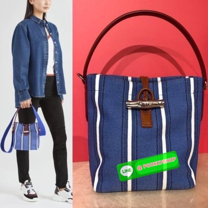 Long Champ Roseau Essential Raye กระเป๋าทรงถังขนาดเล็ก วัสดุผ้าฝ้ายลายทาง ตัดแต่งหนังวัว ซับในผ้าฝ้ายสีพื้น สีสันสดใส สามารถใช้ในชีวิตประจำวันได้อย่างสะดวก น้ำหนักเบา จุของได้เยอะ ด้านในมีกระเป๋าซิป 1 ช่อง มีสายสะพายไหล่ ถอดสายได้ ห้ามพลาดเลยค่า