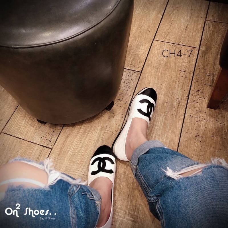chanel loafer ® ทรงฮิตขายดีตลอดกาลพื้นปั้มแบรนด์ หน้าติดโลโก้แบรนด์ ชาเนล ทรงสวยกว่ารอบไหนๆ ลองใส่แล้วเลิฟมากคะ หากคุณกำลังมองหารองเท้าที่ใส่ได้ทุกโอกาส ทั้งงานราษฎร์ งานหลวงแนะนำคู่นี้เลยจ้า มา 3 สีนะคะ **รูปสินค้าถ่ายจากงานจริง