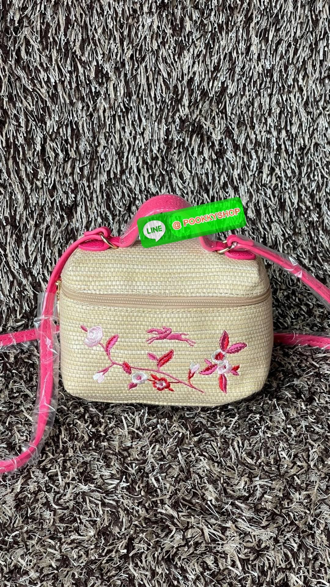 💕 Longchamp vanity xs le panier กระเป๋าสะพายข้างที่ดูเป็นผู้หญิงและไม่คาดฝันใบนี้เป็นเครื่องประดับที่สมบูรณ์แบบในชีวิตประจำวัน มีหูหิ้วและสายสะพาย สามารถถือด้วยมือ สะพายไหล่ หรือสะพายข้างลำตัว Le Pliage เฉลิมฉลองการมาถึงของฤดูร้อนด้วยผ้าใบเอฟเฟกต์