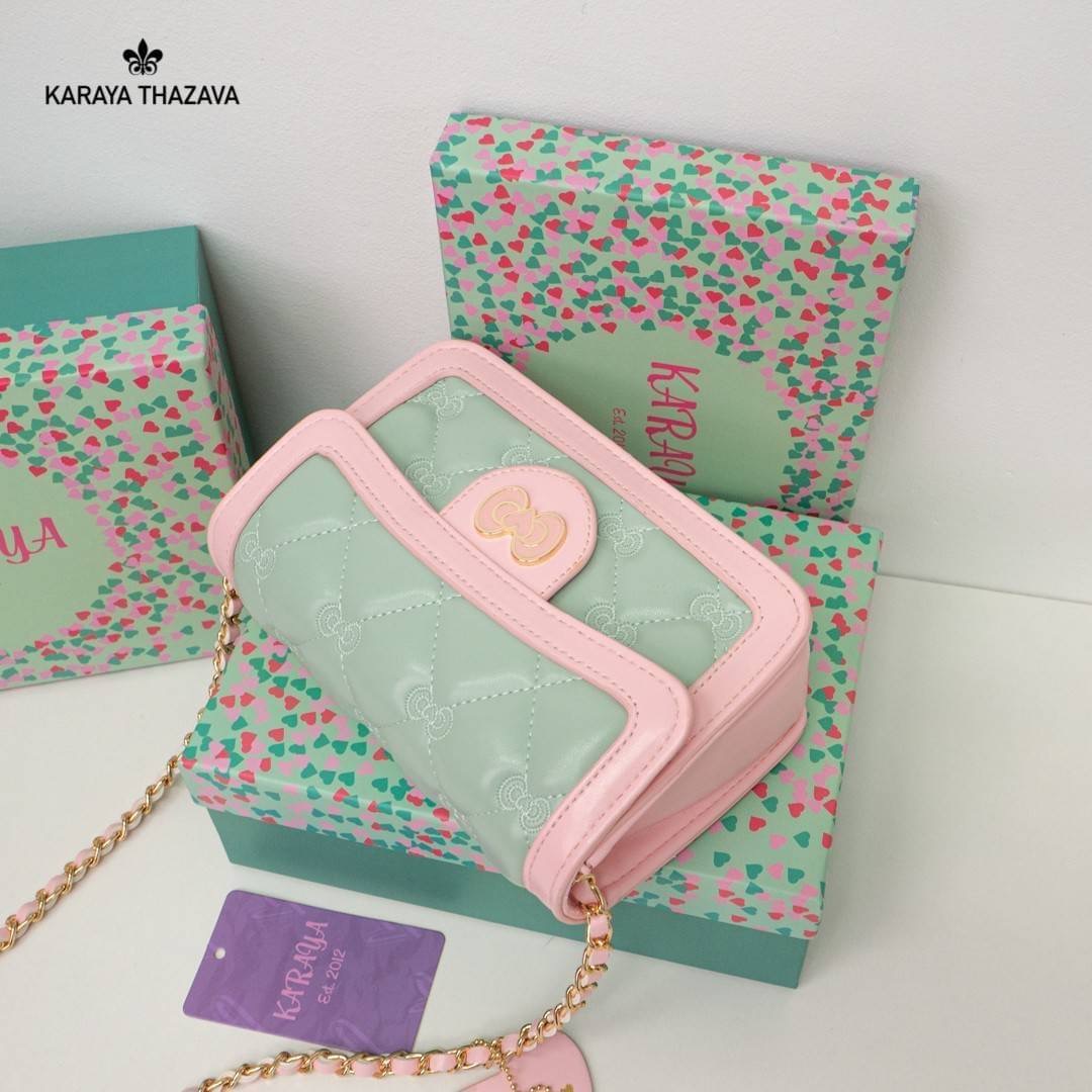 พร้อมส่ง!! KARAYA THAZAVA รุ่นใหม่ พร้อมกล่องแบรนด์ งานสวย สีหวาน น้องน่ารักมากๆค่ะ กระเป๋าสะพาย แบรนด์แท้ Karaya 100% ขนาดกำลังน่ารักพกพาง่าย วัสดุหนัง PU เกรดพรีเมี่ยม สีทรูโทน หวานละมุน น่าใช้มากค่ะ สายสะพายยาวแบบโซ่ปนหนัง ตัวกระเป๋าแต่งลายแบบน่ารักสวย