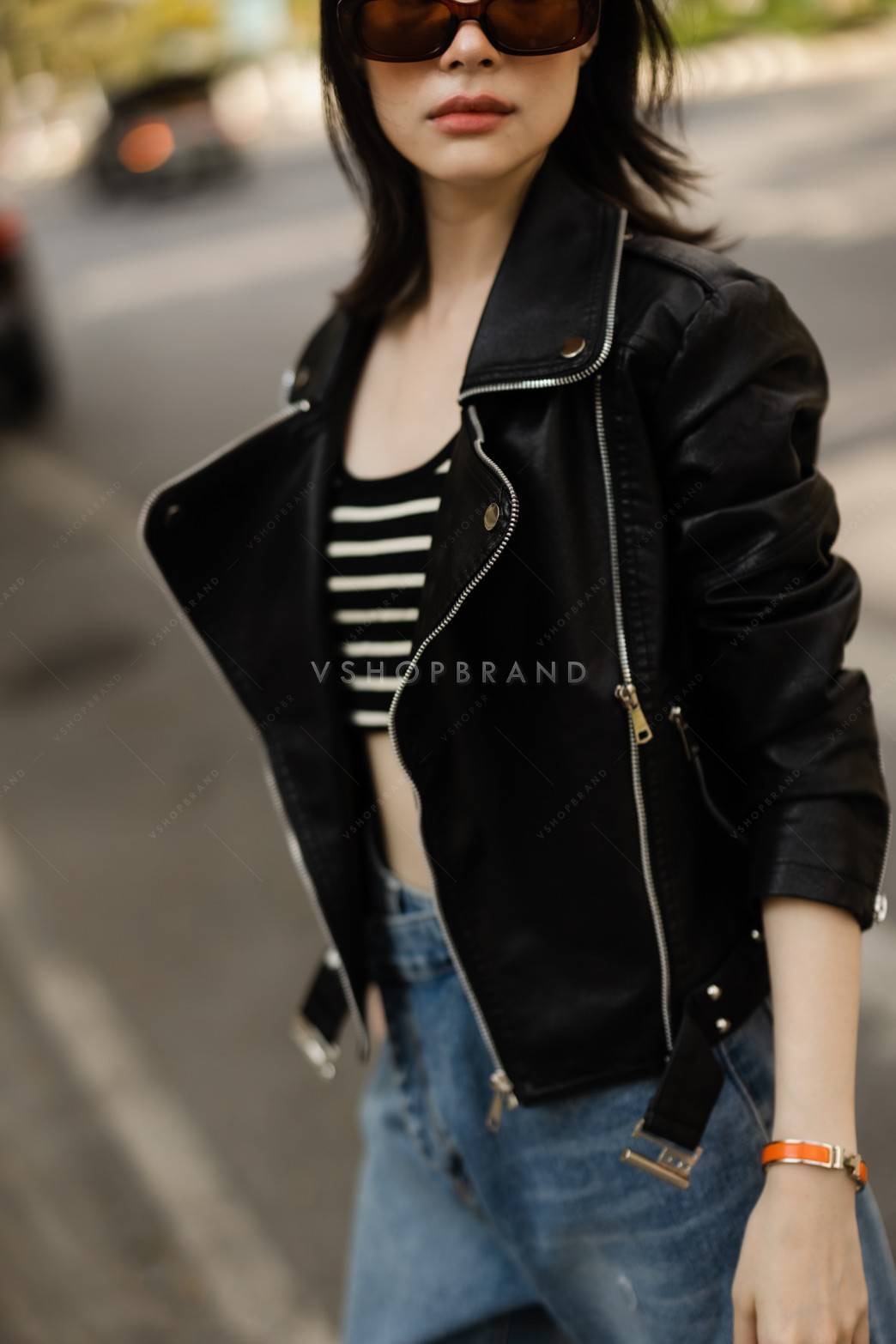 แจ็คเก็ตหนัง pvc เนื้อดีนิ่มๆใส่สบาย แต่งดีเทลสุดชิคด้วย ซิปแขนข้าง พร้อมเชือกคาดเอวล่าง ให้ลุคสาว swag มากๆเลยค่ะ