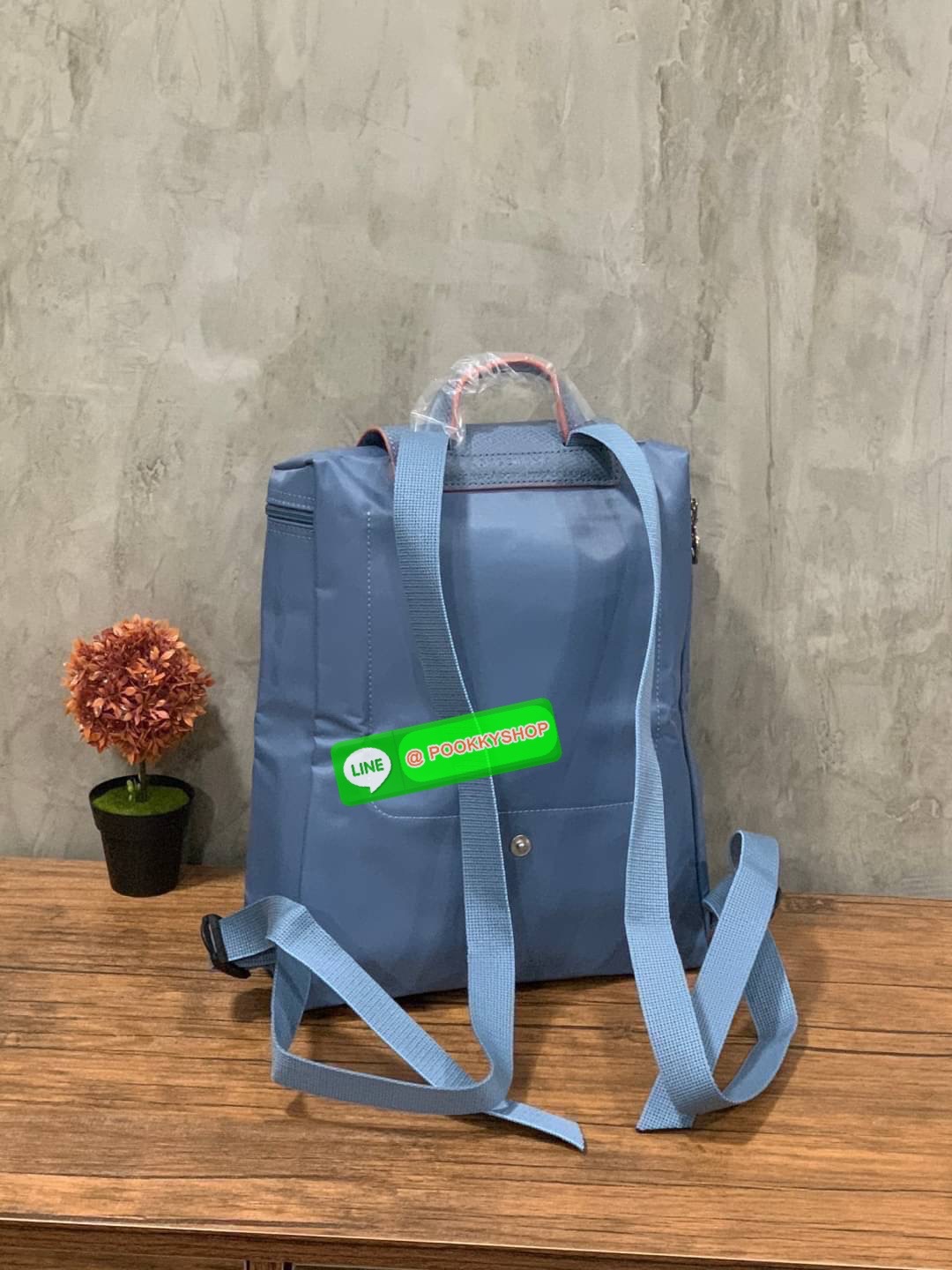 💕Longchamp LE PLIAGE Club Backpack พบกับอีกหนึ่งสไตล์ของLongchamp ที่เป็นรุ่นยอดนิยมอีกรุ่น สำหรับสาวแฟชั่นหัวทันสมัย เติมความพิเศษให้กับลุคด้วย ยังมีสีให้เลือกเยอะเรียกได้ว่าชอบสีโทนไหน ชอบแต่งตัวสไตล์ไหนก็เอาไปแมทช์กันได้เลย เป็นกระเป๋าเป้ในไม่ก