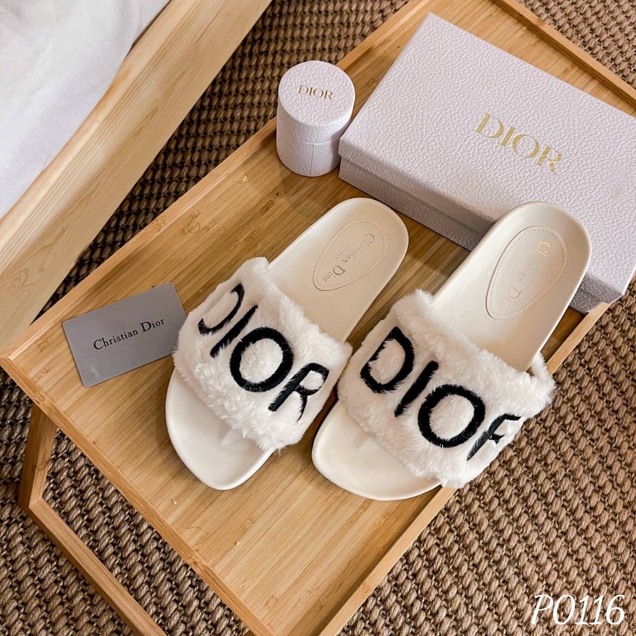 พร้อมส่ง มาใหม่ สวยมาก แตะ D io r งานปักบนขนเฟอร์ งานน่ารักค่ะ หนังนุ่มใส่สบายค๊า