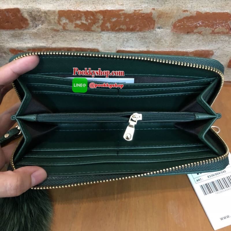 ZARA SAFFIANO BAG กระเป๋าสตางค์ทรงยาว รุ่นฮิต สวยเว่อร์ หนังsaffiano เปิดปิดด้วยซิปรอบ อะไหล่ทองสุดหรู มีพู่ฟรุ้งฟริ้งและสายคล้องมือ พร้อมด้วยถุงผ้าจากช็อป ภายในมีช่องซิปตรงกลางและช่องเสียบบัตร คล้องมือถือเป็นคลัชท์ก็งามคะ Don't missคร้า