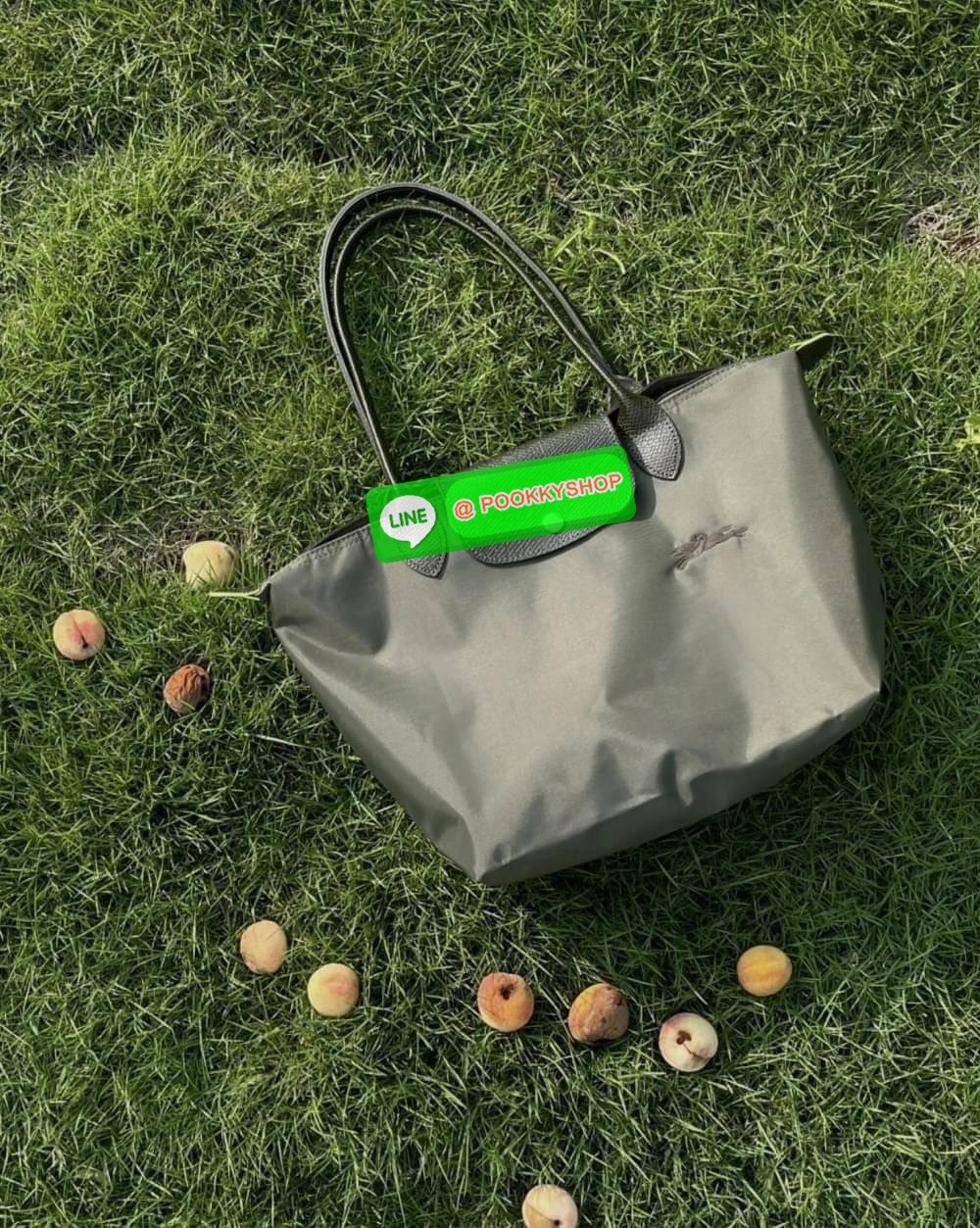 LONGCHAMP LE PLIAGE GREEN Shoulder bag S กระเป๋าใบนี้ดึงดูดใจคุณด้วยรูปทรงมินิมอลและกะทัดรัด หูกระเป๋าที่ยาวช่วยให้คุณสะพายไหล่ได้อย่างสบาย การปิดด้วยซิปช่วยให้มั่นใจได้ว่าสิ่งของทั้งหมดของคุณปลอดภัย Longchamp ดึงแรงบันดาลใจจาก origami สร้าง LE Pliage Gre