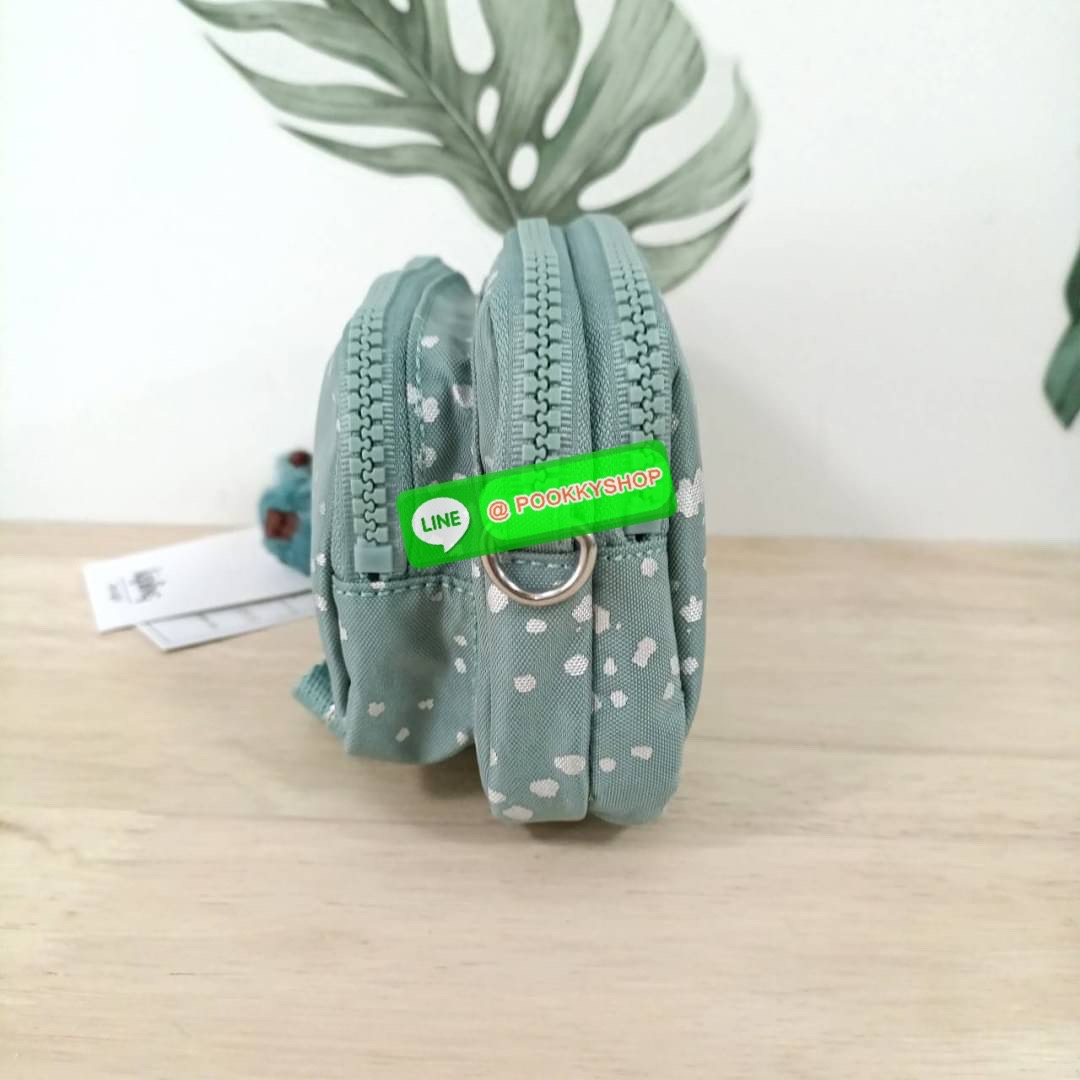 KIPLING Monkey program Seoul up clutch & sling bag รุ่น 2 ซิป (ขนาด 7 นิ้ว) กระเป๋าคล้องมือ หรือ สะพายข้าง ขนาดเล็ก วัสดุ Nylon & Polyester 100% ใช้งานได้ 2 รูปแบบ มีสายสลับเปลี่ยนได้ทั้งแบบคล้องมือ และ สะพายข้าง ตามโอกาสการใช้งาน