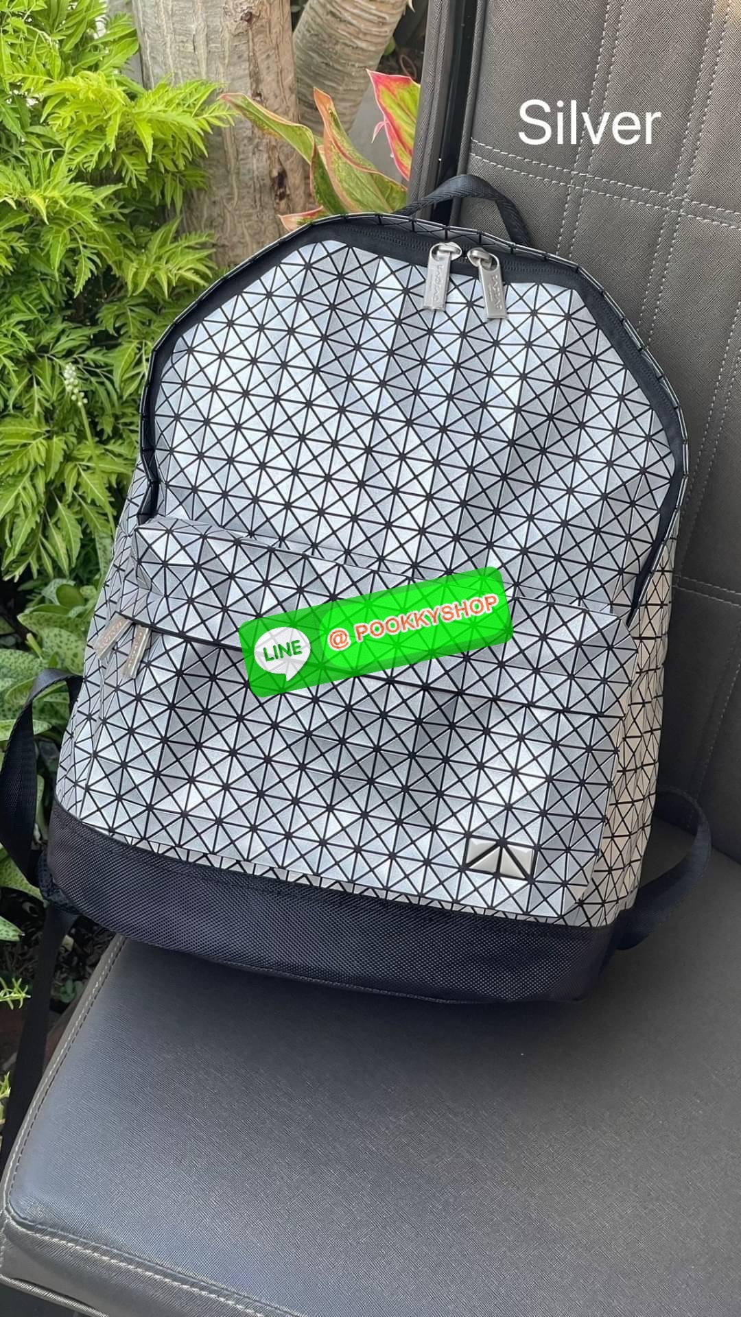Bao Bao Issey Miyake Daypack geometric backpack กระเป๋าเป้ทรงคลาสสิก รองรับน้ำหนักได้ดี เหมาะกับการเดินทาง เป้สะพายหลังรุ่น Daypack One-Tone Backpack มาในรูปทรงกระเป๋าเป้สุดคลาสสิก โดดเด่นด้วยการออกแบบที่เป็นเอกลักษณ์ วัสดุสามเหลี่ยมขนาดเล็กพิเศษ ได้กลิ่น