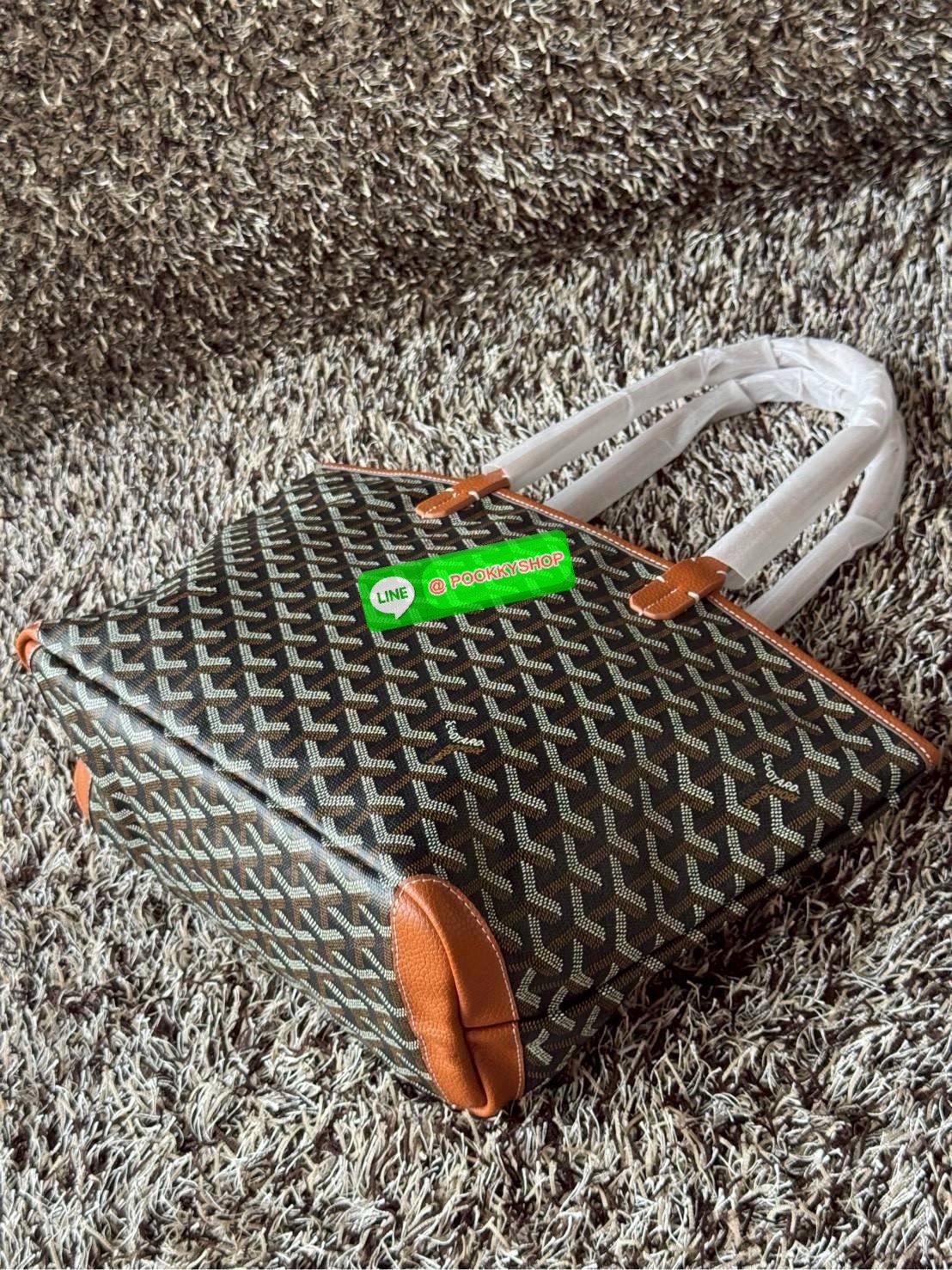 Goyard Artois PM Bag กระเป๋า Artois PM เป็นกระเป๋าที่มีซิปด้านบนเพิ่มคงามปลอดภัย ภายในพื้นที่กว้างเพื่อจัดระเบียบข้าวของของคุณ มันโดดเด่นด้วยฐานด้านล่างทั้งสองมุมเย็บต่อด้วยหนังใช้งานในแบบทางการหรือกึ่งทางการก็ได้