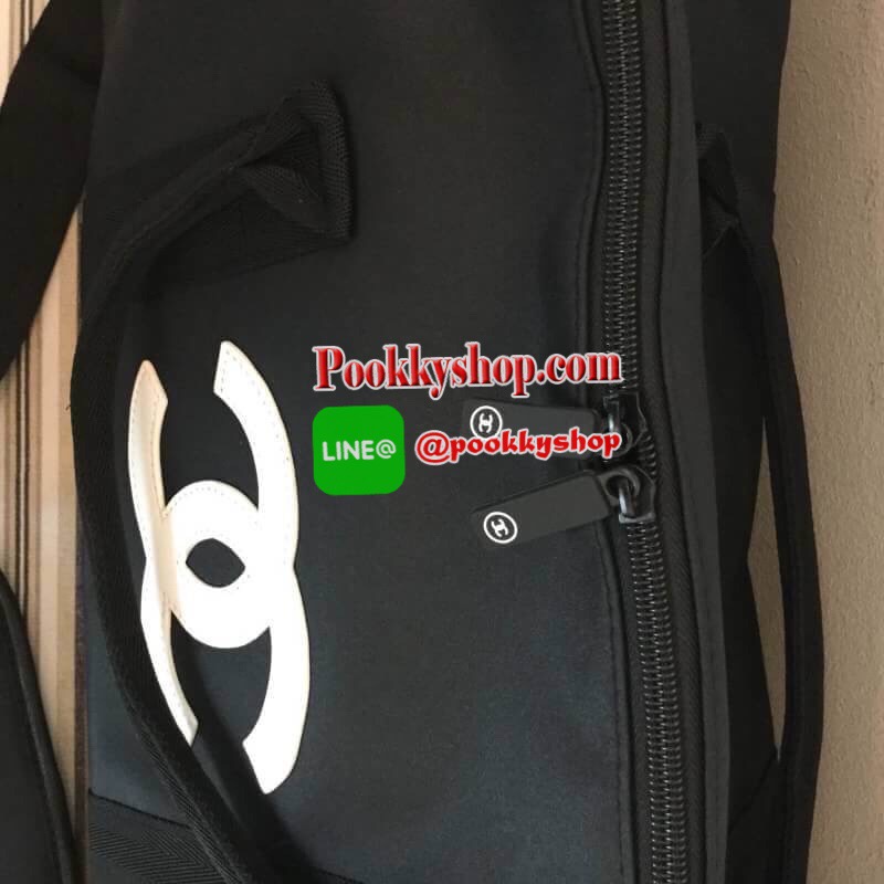 Chanel Duffel / Travel Bag กระเป๋าแบรนด์ Chanel VIP gift Bag ใช้เป็นกระเป๋าเดินทาง หรือหิ้วไปฟิตเนส ไปยิม เก๋ๆก็ได้ค่ะ หัวซิปปั้มโลโก้ ด้านในเป็นช่องกว้าง และมีอีกหนึ่งช่องซิปทำจากผ้าหนาผิวมัน กันน้ำได้ ดูเรียบ แต่หรู มาพร้อมสายสะพายยาว ถอดสายได้ การันตีค