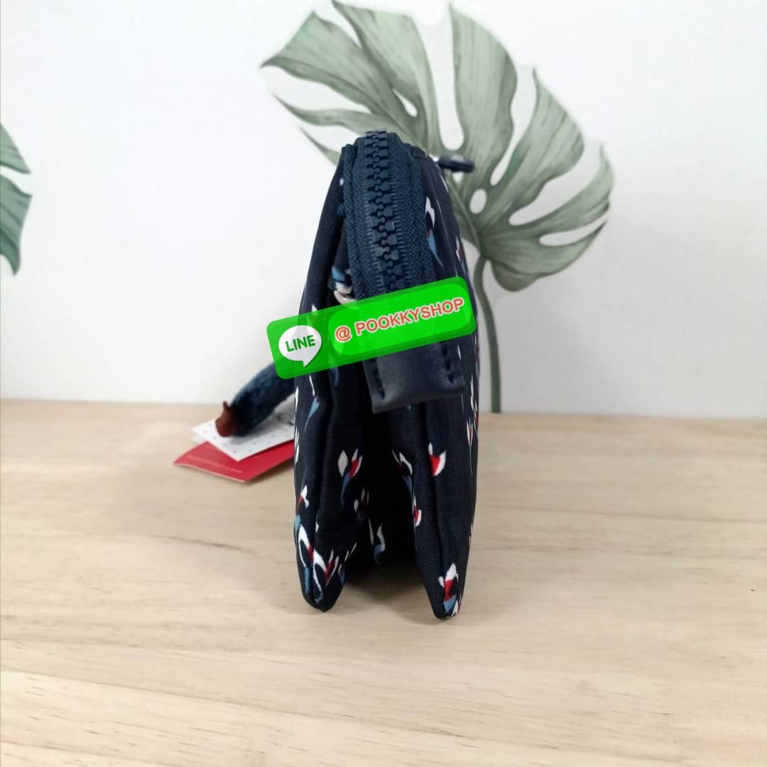 KIPLING Creativity X Crossbody Bag กระเป๋าสะพายวัสดุ Nylon&Polyester 100% ขนาดกำลังน่ารัก เปิดปิดด้วยซิป มา พร้อมพวงกุญเเจลิงน้อย ด้านในมีช่องใส่ของ2ชช่อง เพิ่มตรงกลางมีช่องซิปอีก1ช่อง มีสายคล้องพวงกุญแจ ใส่ของได้จุมาๆเลยค่ะ มีสายสะพายยาวเลื่อนปรับระดับได