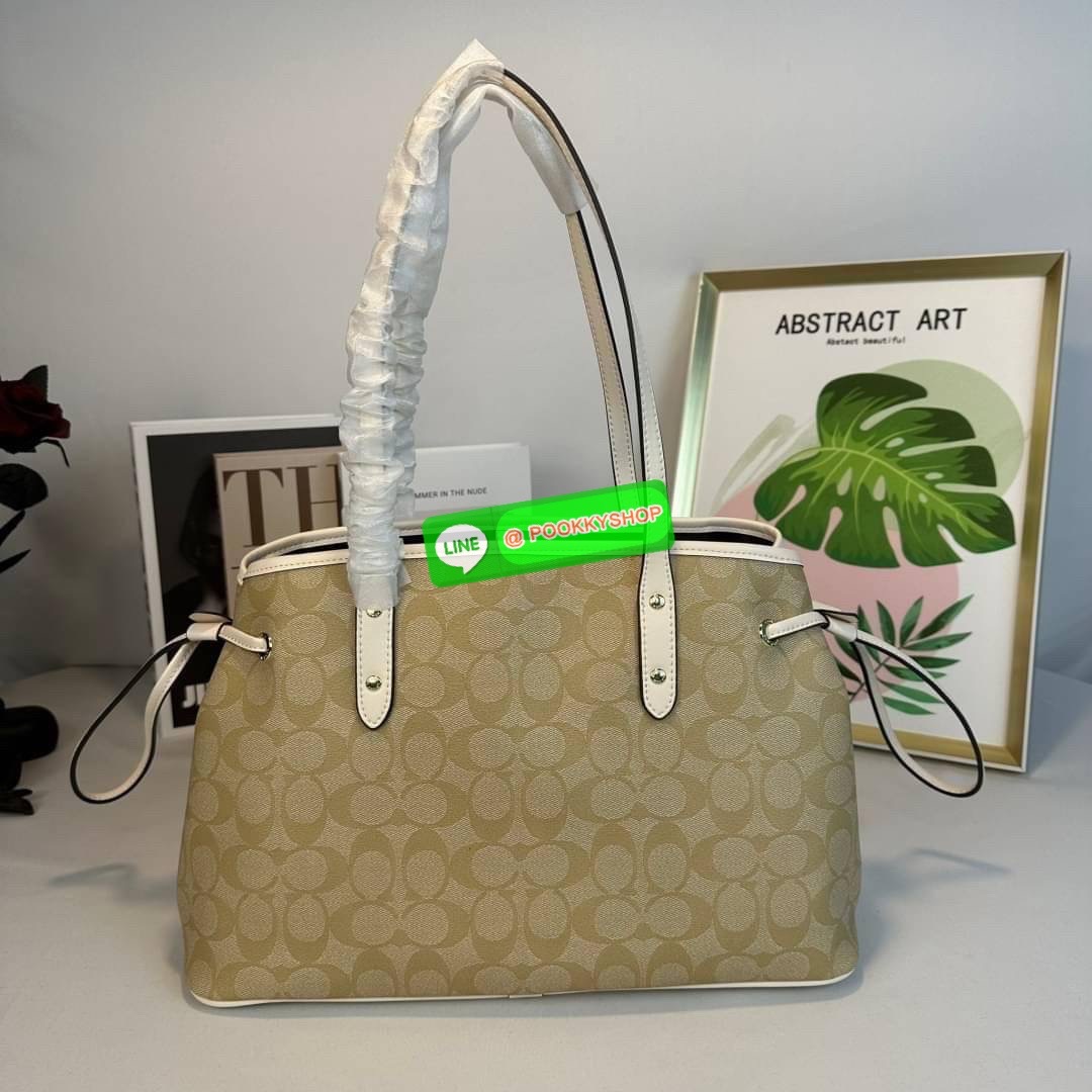 กระเป๋าสะพายไหล่ CCOACH DRAWSTRING CARRYALL IN SIGNATURE COATED CANVAS ( COACH F57842 ) กระเป๋าถือหนังเคลือบลายเซ็น ด้านในมีซิป ใส่โทรศัพท์ และมัลติฟังก์ชั่น กระเป๋า ช่องซิปกลาง Dogleash คลิปปิด ซับในผ้า