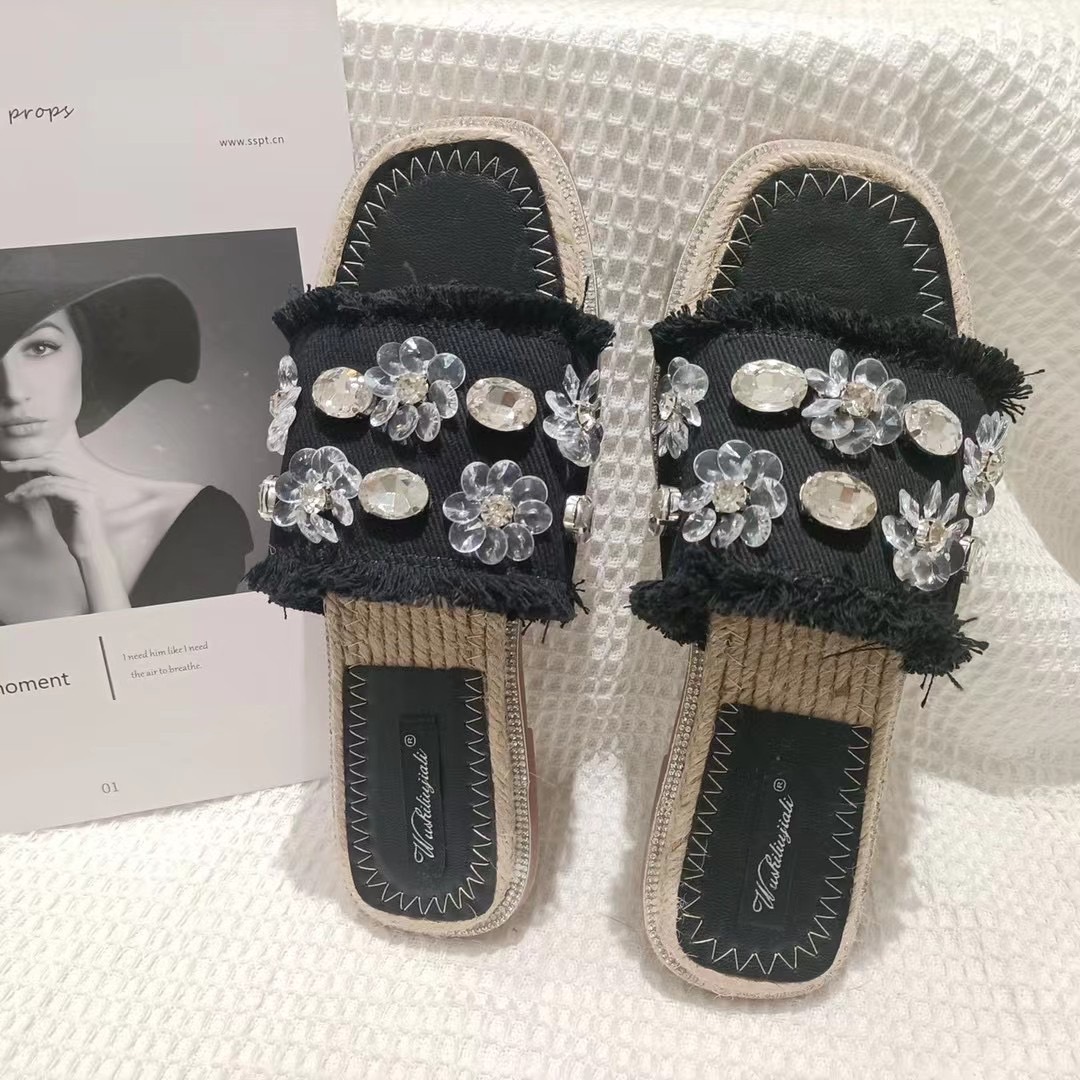 พร้อมส่งคะ งานแตะเพชร งานsignature ของทางร้าน เพชรเวอวังอลังการ สวยยืน1 🥇มาแล้วจ้า ทรงสวยอย่างดี งานเกร๋เรียบหรูดูแพง ตัวนี้ห้ามพลาด ใส่สบายจะแมตช์กับกางเกง👖หรือกระโปรง👗ก็ได้ค่ะ แม่ค้าคอนเฟริม ห้ามพลาดเลยจ้าตัวนี้แนะนำ อย่าช้ารีบเล