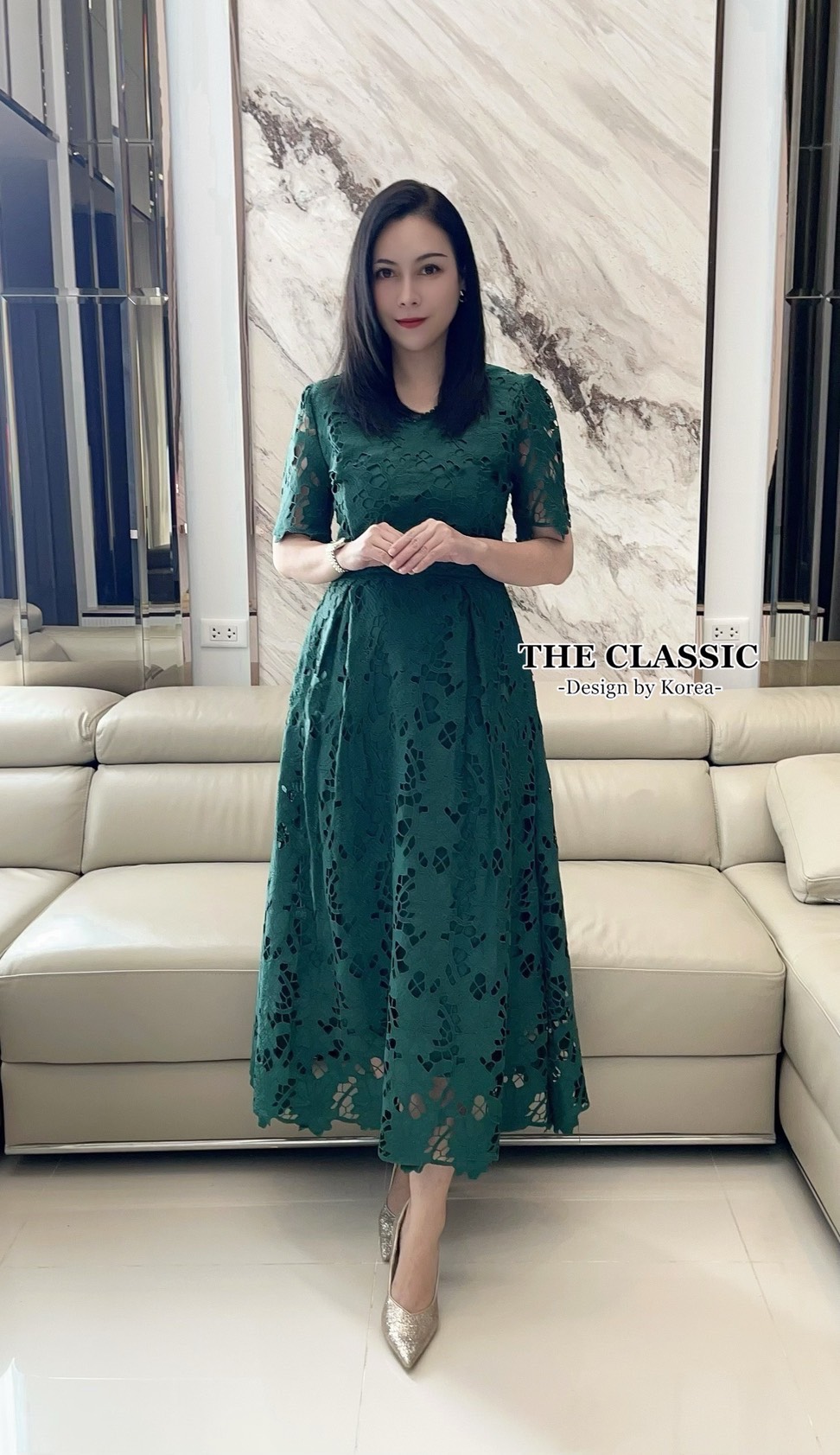 เดรสแฟชั่น เดรสยาวลูกไม้ คอวีแขนสั้น ใช้ผ้าลูกไม้เนื้อหนาอย่างดี ขึ้นลวดลายดอกไม้ ลายชัด