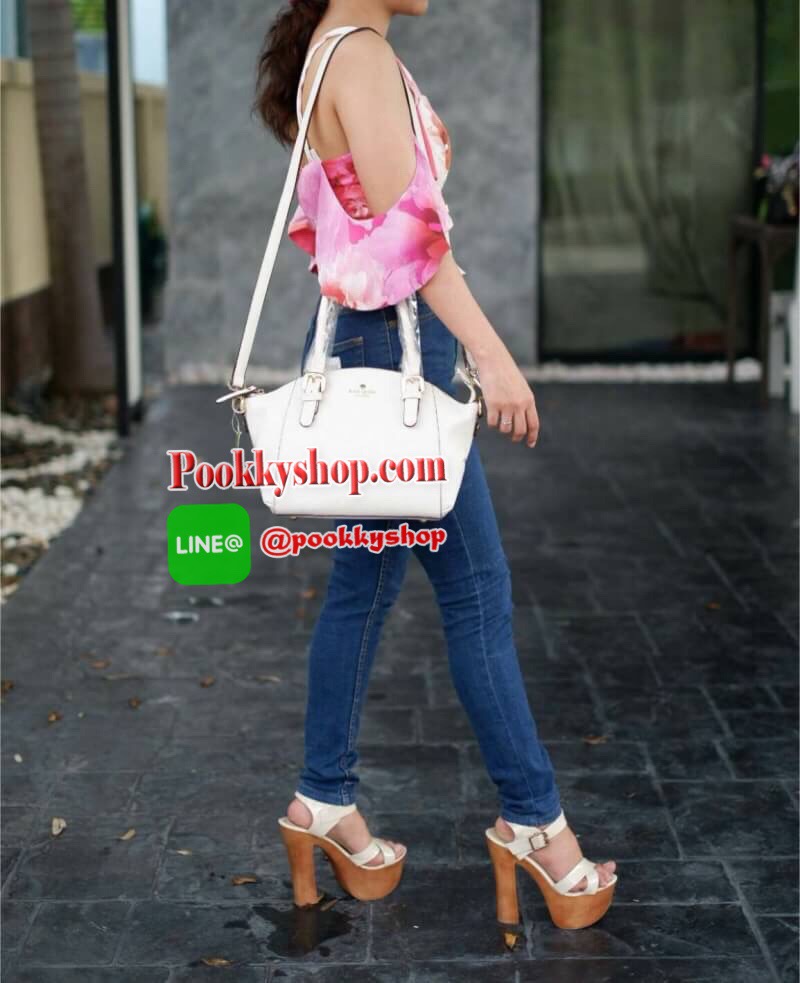KATE SPADE NEW YORK กระเป๋าถือหรือสะพาย หนัง safiano ทรงพัดหูยาว เปิดปิดด้วยซิปสะดวกใช้ หูหิ้ว สามารถปรับความยาวได้ 3 ระดับ สามารถสะพายไหล่ได้เลยค่ะ ภายในบุผ้าลายแบรนด์ มีช่องด้านใน ใส่ของจุกจิก และช่องใส่ซิป มาพร้อมสายสะพายยาวปรับด้ 5 ระดับ สามารถสะพายไห