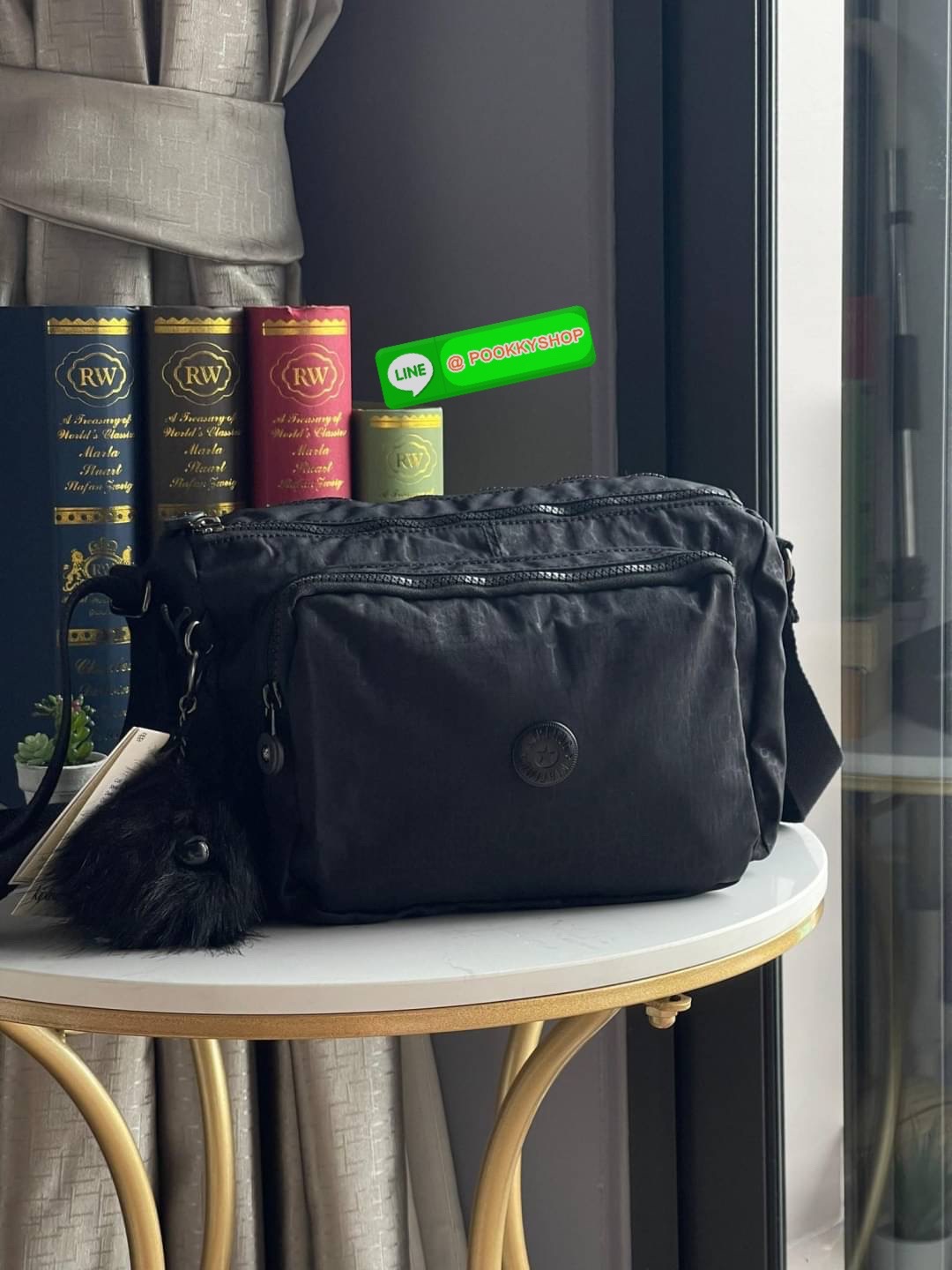 💕Kipling Silen Crossbody Bag กระเป๋าสะพายไหล่ช่วยเพิ่มความโมเดิร์นไม่ตกเทรนด์ให้กับลุคตามสไตล์การแต่งกายของคุณมากขึ้น มีน้ำหนักเบา พกพาไปไหนมาไหนได้สะดวก ใส่สิ่งของได้ครบครันโดยไม่ต้องกังวล นอกจากนี้ ยังมีสายสะพายที่ปรับระดับได้ มีช่องใส่ของเพิ่มเ