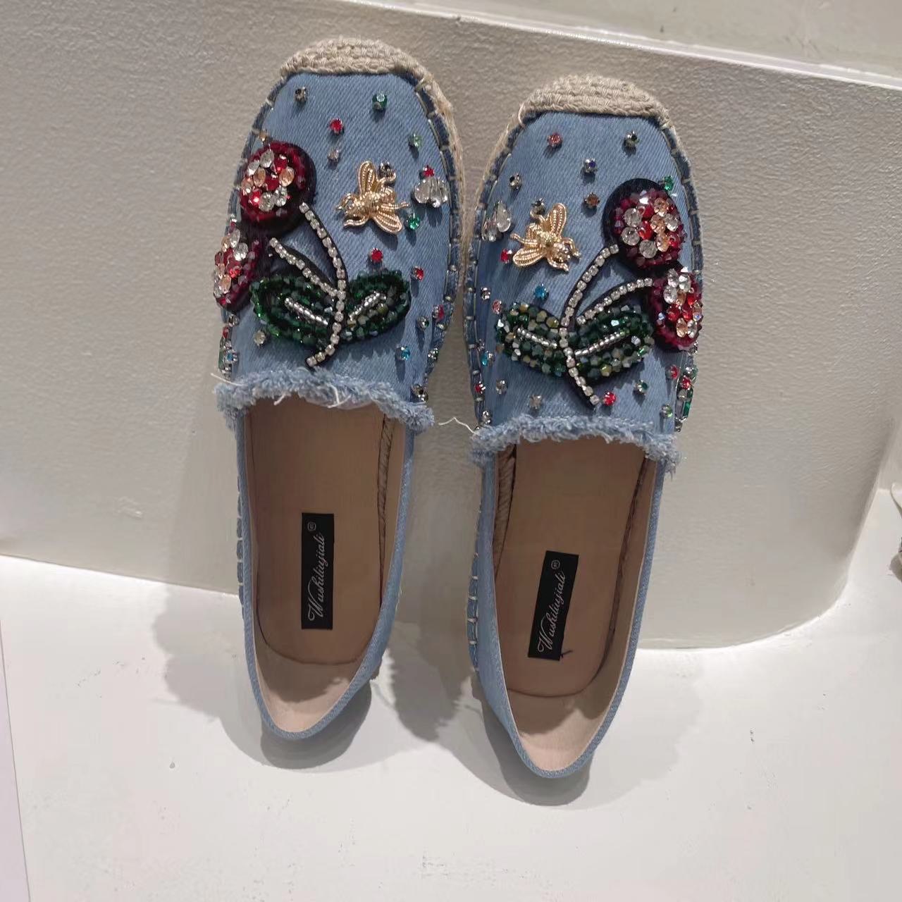 พร้อมส่งคะ cherry slip on 🍒🍒งานsignature ของทางร้าน 💎เพชรเวอวังอลังการ สวยยืน1 🥇มาแล้วจ้า🎊ทรงสวยอย่างดี👍 งานเกร๋เรียบหรูดูแพง 👑ตัวนี้ห้ามพลาด🥳ใส่สบายจะแมตช์กับกางเกง👖หรือกระโปรงǴ