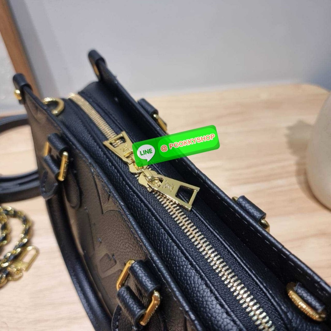 🔆 Model LV on the go east west 🔆 Details ใหม่ล่าสุด ดีไซน์กะทัดรัด กับกระเป๋าทรงโท้ทที่ใครเห็นต้องเป็นคลั่งรัก ยอดฮิต คลาสสิค ผู้ดี หรูหราได้ทุกลุค ทุกสไตล์ มาพร้อมหูจับในตัว คล้องแขน คล้องไหล่ก็ดูแพง หรือจะเกี่ยวสายครอสสะพายข้างก็อัพลุคได